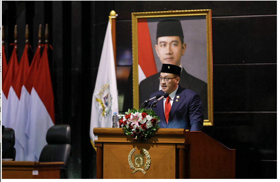 Capaian program layanan dasar dan infrastruktur dalam pelaksanaan APBD Tahun Anggaran 2024 menjadi hal yang dibahas oleh fraksi-fraksi DPRD Provinsi DKI Jakarta dalam rapat paripurna, Senin (16/6). Para anggota dewan menyampaikan sejumlah catatan terhadap sektor pendidikan, kesehatan, transportasi, serta pelaksanaan program kesejahteraan sosial. Fraksi Partai Demokrasi Indonesia Perjuangan (PDIP) melalui Hardiyanto Kenneth menyoroti penurunan angka partisipasi pendidikan, terutama pada jenjang SMA/SMK. “Kami mendorong peningkatan akses dan mutu layanan pendidikan secara berkelanjutan,” terang Kenneth. Ia juga menyinggung persoalan kemacetan yang belum tertangani secara optimal meski anggaran sektor perhubungan cukup besar. Karena itu, PDIP mendorong evaluasi menyeluruh terhadap efektivitas belanja di sektor transportasi. Fraksi berlogo banteng itu juga menggarisbawahi perlunya konsistensi terhadap program penanggulangan kemiskinan. “Angka kemiskinan masih 4,44 persen. Itu harus menjadi perhatian lintas sektor,” tambah Kenneth. (all/df)