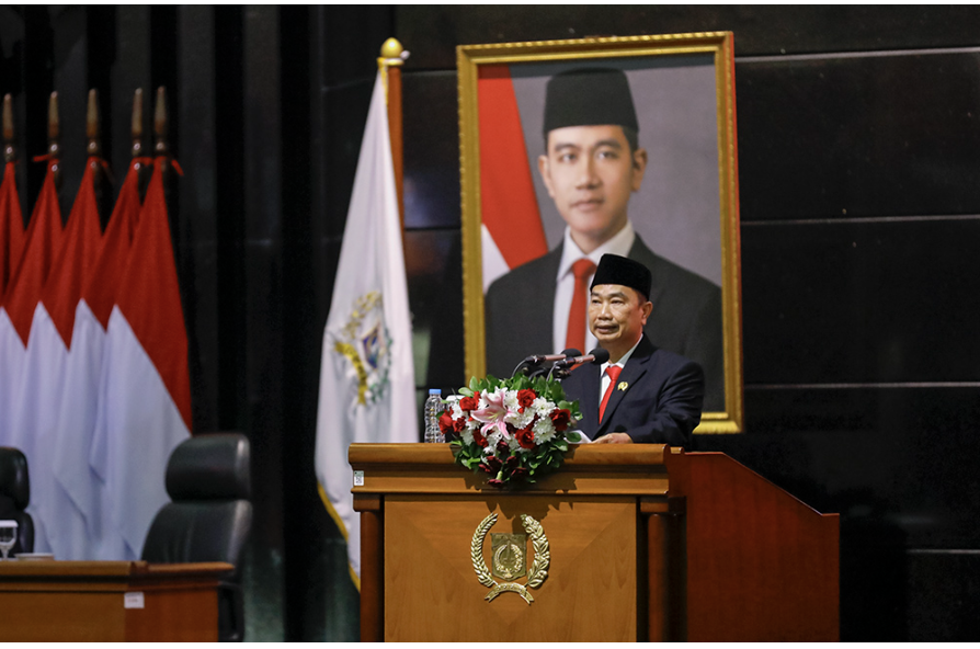 Fraksi Partai Solidaritas Indonesia (PSI) DPRD Provinsi DKI Jakarta menekankan perlunya pengawasan ketat terhadap pelaksanaan program prioritas, khususnya di sektor pendidikan dan distribusi bantuan sosial. Anggota Komisi D DPRD DKI Jakarta Bun Joi Phiau yang mewakili Fraksi PSI menyampaikan sejumlah catatan atas pelaksanaan Anggaran Pendapatan dan Belanja Daerah (APBD) Tahun Anggaran 2024. Ia menyampaikan keprihatinan atas bantuan sosial pendidikan yang belum tersalurkan, dengan nilai mencapai Rp106 miliar. Anggaran itu seharusnya digunakan untuk mendukung pelaksanaan Kartu Jakarta Pintar (KJP) Plus serta bantuan pendidikan bagi anak-anak yang kehilangan orang tua akibat pandemi COVID-19. “Distribusi bantuan pendidikan perlu menjadi perhatian serius. Ini menyangkut hak dasar anak-anak untuk bisa belajar,” terang Bun Joi saat membacakan pandangan umum fraksinya di Rapat Paripurna, Senin (16/6), Menurut dia, program KJP Plus perlu dikelola secara hati-hati dan berkeadilan. PSI mendorong evaluasi menyeluruh terhadap kendala teknis dan administratif yang menyebabkan terhambatnya penyaluran. “Jangan sampai beasiswa untuk anak yang kehilangan orang tua karena pandemi tertahan oleh persoalan birokrasi,” tegas dia. Selain itu, PSI turut menyoroti temuan Badan Pemeriksa Keuangan (BPK) terkait kegiatan fiktif senilai Rp26,2 miliar di lingkungan Dinas Kebudayaan. PSI juga meminta Pemerintah Provinsi DKI Jakarta menindaklanjuti temuan tersebut dengan langkah konkret. Memperkuat sistem pengawasan internal di lingkungan Pemprov DKI Jakarta. “Penggunaan anggaran publik harus memegang prinsip transparansi dan akuntabilitas,” pungkas Bun Joi. (all/df)