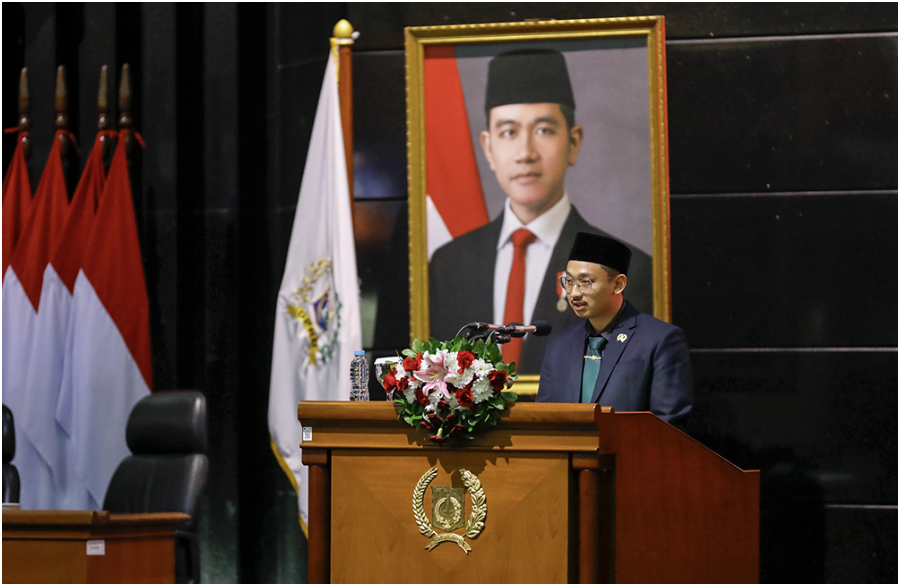Fraksi Partai Kebangkitan Bangsa (PKB) DPRD Provinsi DKI Jakarta memberikan perhatian kepada sejumlah kelemahan dalam struktur anggaran dan pelaksanaan program tahun 2024. Pandangan umum Fraksi PKB tersebut disampaikan oleh Anggota DPRD DKI Jakarta Muhammad Lefy dalam Rapat Paripurna, Senin (16/6), Dalam paparannya, Lefy memberikan penekanan pada dominasi belanja operasional, rendahnya serapan belanja modal, serta perlunya realokasi anggaran ke kegiatan yang berdampak langsung bagi masyarakat. “Komposisi belanja perlu diarahkan lebih kuat pada kepentingan publik, bukan hanya untuk biaya operasional birokrasi,” terang Lefy. Fraksi PKB juga mencermati rendahnya serapan belanja modal, padahal belanja jenis ini menjadi instrumen penting untuk mempercepat pembangunan dan pemerataan infrastruktur di Jakarta. “Belanja modal belum mencapai target yang seharusnya. Ini menandakan ada hambatan struktural yang belum ditangani secara serius,” jelas dia. Tak hanya itu, dalam paparannya Lefy mengingatkan agar pemerintah daerah lebih selektif dalam menyusun kegiatan. PKB menilai, masih banyak anggaran digunakan untuk program seremonial yang tidak memberi dampak langsung kepada warga. “Anggaran harus digunakan secara efisien dan dialihkan ke program yang memberi hasil nyata,” ucap Lefy. Fraksi PKB juga menyoroti pola penumpukan kegiatan di akhir tahun anggaran. Praktik seperti itu dinilai menurunkan kualitas pelaksanaan dan berisiko menyebabkan pemborosan. “Kami mendorong penataan ulang waktu pelaksanaan kegiatan agar tersebar merata sepanjang tahun,” tambah dia. Melalui pandangan ini, Fraksi PKB menegaskan bahwa keberhasilan pengelolaan anggaran tidak cukup diukur dari tingkat serapan, tetapi dari ketepatan sasaran, efektivitas pelaksanaan, dan manfaat langsung bagi masyarakat. (red)