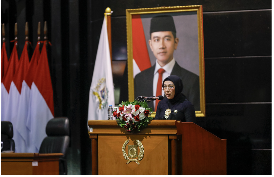 Fraksi Partai Demokrat dan Perindo DPRD DKI Jakarta menyampaikan sejumlah evaluasi terhadap pelaksanaan Anggaran Pendapatan dan Belanja Daerah (APBD) Tahun Anggaran 2024. Dalam pandangan umum yang disampaikan pada Rapat Paripurna, Senin (16/6), fraksi tersebut menyoroti rendahnya serapan belanja, efektivitas bantuan sosial, serta perlunya penguatan sistem pengawasan internal. Nur Afni Sajim yang mewakili Fraksi Demokrat dan Perindo menyampaikan bahwa realisasi belanja daerah masih belum optimal. Kondisi itu berdampak pada keterlambatan pelaksanaan program-program prioritas yang dibutuhkan masyarakat Jakarta. “Penyerapan anggaran harus menjadi perhatian serius karena menyangkut keberlangsungan pelayanan publik dan efektivitas program strategis,” terang Nur Afni. Nur Afni juga menyoroti pelaksanaan bantuan sosial dan hibah yang dinilai belum tepat sasaran, serta mendorong perbaikan dalam mekanisme pendataan dan evaluasi agar bantuan benar-benar menjangkau warga yang membutuhkan. “Kami mendorong perbaikan sistem verifikasi penerima bantuan sosial agar lebih transparan dan akurat,” tambah dia. Selain itu, Demokrat dan Perindo mencermati kelemahan pengawasan internal perangkat daerah, sekaligus menilai belum optimalnya pelaksanaan pengawasan anggaran. “Perlu ada penguatan fungsi inspektorat dan audit internal agar temuan yang sama tidak terus berulang,” ujar Nur Afni. Fraksi Demokrat dan Perindo berharap pengelolaan fiskal ke depan tidak hanya berfokus pada penyerapan, tetapi juga pada dampak nyata yang dirasakan masyarakat. (all/df)