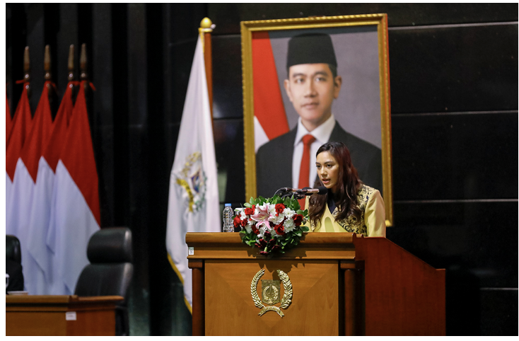 Fraksi Partai Golkar DPRD Provinsi DKI Jakarta menyampaikan sejumlah catatan strategis terhadap pelaksanaan Anggaran Pendapatan dan Belanja Daerah (APBD) Tahun Anggaran 2024. Dalam Rapat Paripurna, Senin (16/6), Fraksi Golkar menyoroti deviasi belanja yang besar, tingginya Sisa Lebih Pembiayaan Anggaran (SiLPA), serta lemahnya pengawasan internal di lingkungan perangkat daerah. Alia Noorayu Laksono yang mewakili Fraksi Golkar menyampaikan bahwa deviasi antara anggaran dan realisasi belanja mencapai Rp6,01 triliun. Menurut dia, angka tersebut terlalu tinggi dan mencerminkan kelemahan dalam perencanaan serta pelaksanaan anggaran. “Deviasi sebesar itu menunjukkan perencanaan yang tidak tepat dan pelaksanaan yang tidak maksimal,” terang Alia. Fraksi Golkar juga mencermati tingginya nilai SiLPA yang tercatat sebesar Rp4,43 triliun. Golkar menilai angka tersebut bukan sebuah capaian, melainkan sinyal kurang optimalnya penyerapan anggaran dan lemahnya eksekusi program. “SiLPA sebesar itu menandakan ada banyak program yang belum berjalan sebagaimana mestinya. Ini perlu evaluasi menyeluruh,” ujar Alia. Fraksi berlogo pohon beringin itu juga menilai rendahnya serapan belanja modal sebagai bukti masih lemahnya kinerja belanja pada sektor pembangunan. Golkar mendorong Pemerintah Provinsi DKI Jakarta untuk mempercepat pelaksanaan kegiatan dan meningkatkan kesiapan teknis sejak awal tahun anggaran. “Kami berharap perangkat daerah lebih siap dalam menyusun dan mengeksekusi program, agar belanja tidak menumpuk di akhir tahun,” tambah dia. Golkar turut menekankan pentingnya penguatan fungsi pengawasan internal. Berbagai temuan Badan Pemeriksa Keuangan (BPK), baik terkait pengadaan barang dan jasa maupun administrasi belanja, dinilai perlu segera ditindaklanjuti secara sistematis dan berkelanjutan. “Pengawasan harus dilakukan sejak tahap perencanaan, bukan hanya di akhir,” pungkas Alia. (all/df)