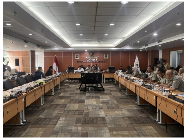 Komisi A DPRD Provinsi DKI Jakarta menggelar rapat bersama eksekutif dalam rangka pembahasan Rancangan Peraturan Daerah (Ranperda) tentang Pertanggungjawaban Pelaksanaan APBD (P2APBD) Tahun Anggaran 2024, Selasa (17/6). Rapat dipimpin Ketua Komisi A DPRD Provinsi DKI Jakarta Inggard Joshua didampingi oleh Sekretaris Komisi A DPRD Provinsi DKI Jakarta Mujiyono. “Dengan mengucapkan Bismillahirahmannirahim rapat ini saya buka dan terbuka untuk umum,” ujar Inggard di Gedung DPRD DKI Jakarta. Sementara itu, anggota Komisi A DPRD Provinsi DKI Jakarta lainnya yang hadir yakni Manuara Siahaan, Ali Muhammad Johan, Mohammad Ongen Sangaji, Nuchbatillah, Zahrina Nurbaiti, Inad Luciawaty, Riano Ahmad, William Aditya Sarana dan Muhammad Hasan Abdilah. Eksekutif yang hadir Kepala Biro Hukum Setda DKI Jakarta Sigit Pratama Yudha dan Kepala Badan Perencanaan Pembangunan Daerah (Bappeda) DKI Jakarta Atika Nur Rahmania, serta Kepala BKD DKI Jakarta Chaidir. Hadir pula Walikota Administrasi Jakarta Timur Munjirin, Walikota Administrasi Jakarta Selatan Anwar, Walikota Administrasi Jakarta Pusat Arifin, Walikota Administrasi Jakarta Barat Uus Kuswanto, Walikota Administrasi Jakarta Utara, Bupati Kabupaten Administrasi Kepulauan Seribu Fajar, dan Kepala BPSDM DKI Jakarta Maria Qibtya. Kegiatan tersebut mengacu pada Surat Nomor 512/UD.00.00 yang ditandatangani Ketua DPRD DKI Jakarta Khoirudin. (apn/df)