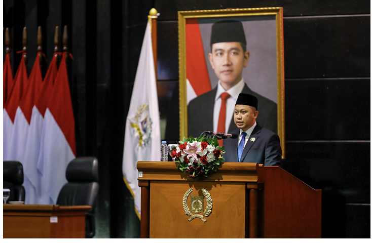 Anggota DPRD DKI Jakarta Raden Gusti Arief Yulifard mewakili Fraksi NasDem menekankan pentingnya transparansi dan akuntabilitas dalam pengelolaan keuangan daerah, khususnya terkait Penyertaan Modal Daerah (PMD) kepada Badan Usaha Milik Daerah (BUMD). Pandangan umum itu disampaikan dalam Rapat Paripurna Pertanggungjawaban dan Pelaksanaan APBD 2024, Senin (16/6). Arief menyampaikan realisasi PMD harus dipublikasikan secara terbuka, baik dari sisi nilai anggaran maupun capaian kinerjanya. “Realisasi PMD perlu disampaikan secara terbuka, termasuk target dan capaian penggunaannya,” ujar Arief. Fraksi NasDem menilai keterbukaan informasi merupakan hal mendasar untuk mencegah potensi penyimpangan serta memperkuat kepercayaan publik terhadap pengelolaan anggaran daerah. Sekaligus mendorong seluruh BUMD membuka akses terhadap laporan keuangan dan hasil evaluasi program secara berkala. “BUMD harus menjadi contoh dalam menerapkan prinsip good corporate governance,” terang Arief. Selain itu, Fraksi NasDem menyoroti masih adanya temuan Badan Pemeriksa Keuangan (BPK) yang terus berulang dari tahun ke tahun. Temuan tersebut mencakup pengelolaan aset, ketidaksesuaian pelaksanaan belanja, hingga lemahnya pengawasan internal perangkat daerah. “Temuan berulang seperti ini menunjukkan sistem pengawasan internal kita masih belum kuat,” jelas Arief. Fraksi NasDem juga meminta agar seluruh rekomendasi hasil pemeriksaan BPK ditindaklanjuti secara konkret oleh masing-masing satuan kerja perangkat daerah, dengan pemantauan ketat dari inspektorat. Selanjutnya, Fraksi NasDem menekankan pentingnya efisiensi dalam perencanaan dan pelaksanaan program. Sehingga belanja daerah harus diarahkan pada kegiatan yang memberikan dampak langsung kepada masyarakat, bukan sekadar memenuhi target serapan anggaran. (all/df)