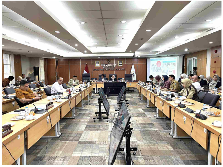 Komisi D DPRD DKI Jakarta menggelar rapat kerja bersama eksekutif membahas Rancangan Peraturan Daerah (Ranperda) tentang Pertanggungjawaban Pelaksanaan Anggaran Pendapatan Belanja Daerah (P2APBD) Tahun Anggaran 2024. Rapat kerja digelar bersama Biro Pembangunan dan Lingkungan Hidup Setda DKI Jakarta, Dinas Sumber Daya Air, Dinas Pertamanan dan Hutan Kota, serta Dinas Perumahan Rakyat dan Permukiman. Rapat dipimpin Ketua Komisi D DPRD DKI Jakarta Yuke Yurike dan didampingi Wakil Ketua Komisi D Muhammad Idris. “Kami akan sampaikan apa yang memang menjadi catatan selama tahun 2024,” ujar Yuke, Selasa (17/6). Turut hadir juga Anggota Komisi D di antaranya Matnoor Tindoan, Husen, Neneng Hasanah, Ida Mahmudah, Ali Lubis, Pantas Nainggolan, Ferrial Sofyan, Bun Joi Phiau, Ghozi Zulazmi, Abdurrahman Suhaimi, dan Andika Wisnuadji Putra Soebroto. Rapat pembahasan Ranperda tentang P2APBD Tahun 2024 ini akan digelar selama dua hari, mulai hari ini 17 Juni dan 18 Juni 2025 sesuai Surat Undangan Nomor 513/UD.00.00 yang ditandatangani Ketua DPRD DKI Jakarta Khoirudin. (gie/df)