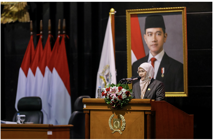 Fraksi Partai Keadilan Sejahtera (PKS) DPRD Provinsi DKI Jakarta memberikan perhatian kepada ketidakseimbangan antara perencanaan dan pelaksanaan anggaran, rendahnya serapan belanja modal, serta belum optimalnya pemanfaatan belanja untuk kondisi darurat. Anggota DPRD DKI Jakarta Zahrina Nurbaiti mewakili Fraksi PKS untuk membacakan pandangan umum dalam Rapat Paripurna Pertanggungjawaban Pelaksanaan APBD 2025, Senin (166). Ia menyampaikan bahwa realisasi pendapatan telah mencapai 97,34 persen, namun belanja modal baru terserap 84,72 persen. PKS menilai, hal itu menunjukkan masih adanya kendala dalam pelaksanaan program pembangunan. “Perlu peningkatan efektivitas dalam perencanaan dan pelaksanaan anggaran, agar program berjalan tepat waktu dan tepat manfaat,” terang Zahrina. PKS juga menyoroti kecenderungan penumpukan kegiatan di akhir tahun anggaran. Pola tersebut menunjukkan lemahnya distribusi waktu dalam pelaksanaan program dan berisiko menurunkan kualitas hasil kegiatan. “Eksekusi program harus dirancang sejak awal tahun agar tidak menumpuk di penghujung anggaran,” tambah dia. Selain itu, fraksi yang lekat dengan warna putih dan oranye itu mencermati penurunan Saldo Anggaran Lebih (SAL) dan belum optimalnya serapan Belanja Tidak Terduga (BTT). PKS mendorong agar pengelolaan fiskal daerah lebih adaptif terhadap dinamika darurat, termasuk bencana atau kondisi sosial-ekonomi yang membutuhkan respons cepat. “BTT seharusnya disiapkan untuk digunakan, bukan hanya dicadangkan,” ungkap dia. Fraksi PKS juga menekankan pentingnya penguatan fungsi perencanaan lintas perangkat daerah agar tidak terjadi ketimpangan antara target dan pelaksanaan. “Perlu peningkatan pengawasan internal guna mencegah deviasi anggaran dan penyimpangan pelaksanaan program,” tegas Zahrina. Dengan pandangan itu, Fraksi PKS berharap APBD dikelola lebih strategis. Memastikan seluruh tahapan perencanaan, pelaksanaan, dan pengawasan berjalan konsisten serta berpihak pada kepentingan publik. (all/df)