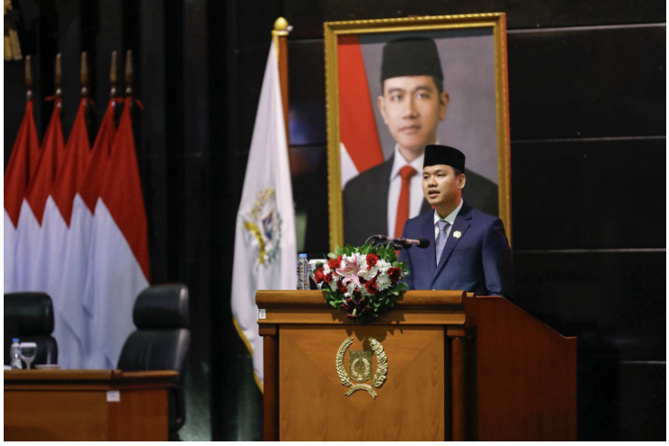 Fraksi Gerindra menyoroti persoalan di sektor pendidikan, transportasi, dan kesehatan sebagai bagian dari fungsi pengawasan legislatif terhadap kinerja pemerintah daerah. Anggota DPRD DKI Jakarta Ryan Kurnia Ar Rahman yang mewakili Fraksi Gerindra mengungkapkan kekhawatiran terhadap pelaksanaan program rehabilitasi sekolah yang belum maksimal. Ia menyebut adanya laporan insiden berbahaya pada salah satu proyek pembangunan sekolah di Jakarta. “Kami menerima laporan soal atap roboh dan korsleting listrik di sekolah hasil rehab. Ini membahayakan keselamatan siswa,” terang Ryan dalam Rapat Paripurna, Senin (16/6), Fraksi Gerindra menilai persoalan tersebut tidak hanya menyangkut kualitas fisik bangunan, tetapi juga lemahnya pengawasan teknis di lapangan. Melalui Ryan, Fraksi Gerindra meminta agar proses rehabilitasi dan pembangunan infrastruktur pendidikan diawasi ketat sejak tahap perencanaan. “Kegiatan fisik di sektor pendidikan harus benar-benar memastikan aspek keselamatan, ketahanan bangunan, dan standar mutu,” tambah dia. Pada sektor transportasi, Fraksi Gerindra menilai Program Subsidi Ongkos Angkut (PSO) belum memberi dampak luas sehingga Ryan mendorong evaluasi menyeluruh terhadap distribusi subsidi dan aksesibilitasnya di wilayah pinggiran Jakarta. “PSO perlu diperluas dan disesuaikan dengan kebutuhan warga di kawasan yang belum terjangkau transportasi publik,” ujar Ryan. Fraksi Gerindra juga menyoroti layanan kesehatan berbasis Badan Penyelenggara Jaminan Sosial (BPJS) yang masih dikeluhkan warga, mulai dari antrean panjang hingga keterbatasan obat. “Pemerintah harus memastikan bahwa peserta BPJS mendapatkan pelayanan yang cepat dan bermutu,” pungkas dia.(all/df)