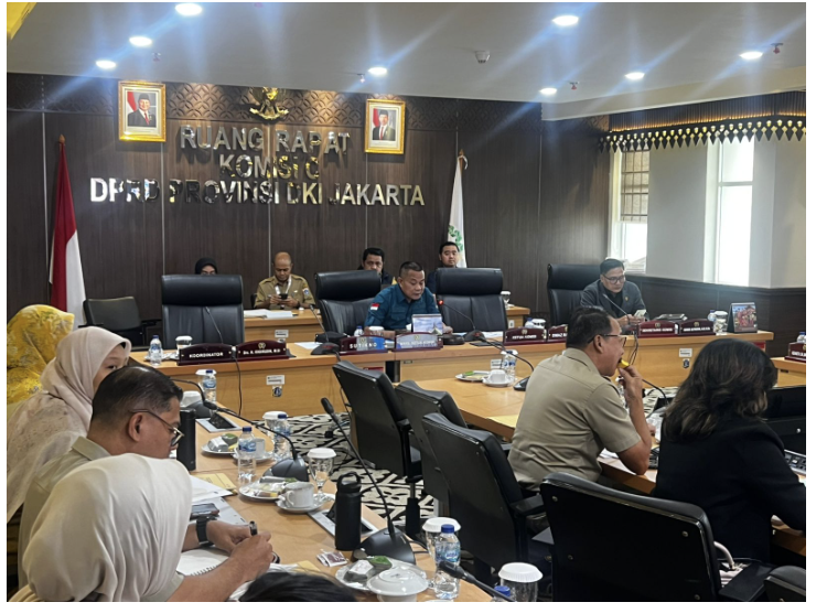 Komisi C DPRD Provinsi DKI Jakarta menggelar rapat kerja bersama sejumlah jajaran eksekutif di Ruang Rapat Komisi C Gedung DPRD DKI Jakarta, Selasa (17/6). Rapat itu membahas Rancangan Peraturan Daerah (Ranperda) tentang Pertanggungjawaban Pelaksanaan Anggaran Pendapatan dan Belanja Daerah (P2APBD) Tahun Anggaran 2024. Wakil Ketua Komisi C Sutikno menekankan, penting terwujud kerja sama antara DPRD dan pemerintah daerah. Terutama untuk memastikan anggaran digunakan tepat sasaran dan dirasakan manfaatnya oleh warga. “Hari ini kita akan membahas laporan pertanggungjawaban pelaksanaan APBD 2024. Kita perlu duduk bareng sehingga pelaksanaan eksekutif dan legislatif semuanya memberikan dampak untuk kesejahteraan masyarakat,” terang Sutikno. Kepala Badan Pengelola Keuangan Daerah (BPKD) Provinsi DKI Jakarta Michael Rolandi menjelaskan, sepanjang 2024 Jakarta memiliki anggaran sebesar Rp85,20 triliun. Dari jumlah itu, penerimaan daerah mencapai Rp82,30 triliun atau sekitar 96,6 persen dari target. Sementara pengeluaran mencapai Rp77,86 triliun atau 91,3 persen. Sisa anggaran yang belum terpakai (SiLPA) tercatat Rp4,43 triliun. “Penerimaan terbesar masih berasal dari pajak daerah, yaitu Rp44,45 triliun,” jelas Michael. Ia menambahkan, pendapatan dari Bea Perolehan Hak atas Tanah dan Bangunan (BPHTB) mengalami penurunan karena daya beli masyarakat yang belum sepenuhnya pulih. Pendapatan lain juga tercatat positif. Misalnya, hasil pengelolaan kekayaan daerah mencapai Rp653,70 miliar, retribusi daerah Rp713,72 miliar, dan pendapatan sah lainnya sebesar Rp4,93 triliun. Khusus untuk retribusi, kenaikan terjadi berkat layanan pembayaran yang lebih mudah serta peningkatan pemeriksaan kesehatan di rumah sakit daerah. Sementara itu, pendapatan lain-lain meningkat karena bunga dari simpanan jangka pendek pemerintah di Bank Indonesia melalui skema Treasury Deposit Facility (TDF), termasuk insentif atas penempatan dana tersebut. (red)