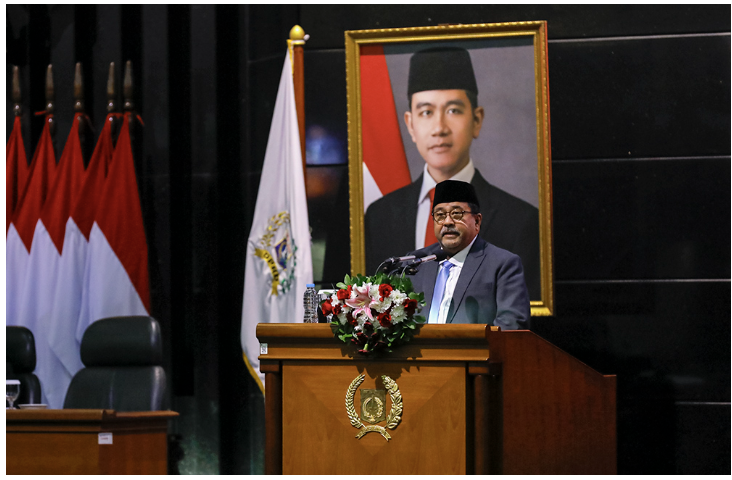 Wakil Gubernur Provinsi DKI Jakarta Rano Karno menyampaikan jawaban Gubernur DKI Jakarta atas Pemandangan Umum Fraksi-Fraksi DPRD Provinsi DKI Jakarta tentang Pertanggungjawaban Pelaksanaan APBD (P2APBD) Tahun Anggaran 2024, Senin (16/6). Menanggapi Fraksi PKS, Golkar, dan Fraksi PAN mengenai Sisa Lebih Perhitungan Anggaran (SiLPA) pada Laporan Realisasi Anggaran TA 2024 sebesar Rp4,43 triliun Rano menjelaskan, telah terjadi penurunan SiLPA sebesar Rp2,11 triliun dibandingkan SiLPA TA 2023 sebesar Rp6,54 triliun. Tentu penurunan itu menunjukan telah terjadinya optimalisasi serapan belanja dan pengeluaran pembiayaan pada TA 2024. “Total realisasi Belanja TA 2024 adalah sebesar Rp70,01 triliun yang lebih besar dibandingkan total tahun sebelumnya sebesar Rp66,77 triliun,” ujar Rano di gedung DPRD DKI Jakarta. “Pengeluaran Pembiayaan TA 2024 sebesar Rp7,85 triliun juga menunjukkan peningkatan dibandingkan realisasi TA 2023 sebesar Rp6,64 triliun,” tambah dia. Menanggapi Fraksi PKS, Partai Demokrat-Perindo,Partai Golkar, PDI-Perjuangan dan Partai Gerindra terkait penanganan sampah, Rano menjelaskan, Pemprov DKI Jakarta telah mengupayakan pembangunan fasilitas pengelolaan sampah seperti Tempat Pengolahan Sampah metode reduse, reuse, recycle (TPS 3R) di 20 lokasi dan RDF Plant Rorotan dengan kapasitas olah 2.500 ton per hari. Tentu implementasi tersebut telah memiat strategi pengelolaan sampah dari hulu ke hilir sesuai dengan amanat UU Nomor 18 Tahun 2008 tentang Pengelolaan Sampah sebagai solusi penanganan sampah jangka menengah dan panjang. “Langkah strategis yang sedang dilakukan dan diperkuat meliputi akselerasi pembangunan TPS 3R di setiap Kecamatan, peningkatan kolaborasi masyarakat, termasuk penguatan Bank Sampah Unit(BSU) berbasis RW,” jelas Rano. “Adapun Roadmap Pengelolaan Sampah telah diintegrasikan ke dalam kebijakan RPJMD 2025-2030,” tambahnya. Menanggapi Fraksi Partai Demokrat–Perindo, Partai Golkar dan PAN terkait kontribusi deviden pada Pendapatan Hasil Pengelolaan Kekayaan Daerah jika dibandingkan dengan PMD yang telah disalurkan ke BUMD Rano menjelaskan, Pemprov DKI Jakarta telah mengupayakan monitoring dan evaluasi berkala terhadap PMD yang telah diberikan kepada BUMD dengan melibatkan APIP dan BPK. Pemprov DKI Jakarta, sambung Rano, telah secara ketat memastikan BUMD memiliki kinerja serapan PMD di atas 70% untuk kembali mengusulkan PMD. Sehingga, pengelolaan BUMD dapat terpenuhi prinsip dan tata kelola ya secara baik. Tentunya melalui penyelarasan target KPI BUMD dengan indikator Rencana Pembangunan Daerah. “Monev penugasan dengan melibatkan konsultan independen dan APIP, agar BUMD aktif dalam melakukan diversifikasi dan adaptasi model bisnis baru,” jelas Rano. Sementara itu, Rano mendorong BUMD agar lebih inovatif, sehingga dapat memberikan dieviden yang lebih besar. Di antaranya meningkatkan status rasio kesehatan serta tata kelola BUMD dengan menempatkan kepengurusan yang profesional. “Pemprov DKI Jakarta telah melakukan sinergitas antar BUMD, optimalisasi produktivitas aset melalui kerja sama dengan BUMD,” jelas Rano. Menanggapi Fraksi Partai Demokrat-Perindo, Partai Golkar, PDI-Perjuangan dan PSI mengenai Bantuan Sosial Pendidikan, Rano menjelaskan temuan 406 penerima KJP Plus dan 240 penerima KJMU yang tidak memenuhi kriteria akan ditindaklanjuti melalui peningkatan akurasi data kelayakan penerima manfaat. Adapun Sisa Dana Bantuan Sosial Pendidikan sebesar Rp200,8 miliar per akhir Desember 2024 juga telah selesai disalurkan pada awal 2025. “Sementara rendahnya serapan Bantuan Pendidikan Masuk Sekolah yakni 85,16% disebabkan deviasi antara data proyeksi target penerima yang dianggarkan satu tahun sebelumnya dengan realisasi jumlah penerima yang memenuhi persyaratan,” kata Rano. Menanggapi Fraksi PKS dan Partai Demokrat-Perindo terkait peningkatan kualitas pelayanan puskesmas, jelas Rano, Dinas Kesehatan DKI Jakarta telah berupaya memenuhi pelayanan sesuai standar nasional. Sehingga, Pemprov DKI Jakarta akan terus meningkatkan pelayanan kesehatan kepada publik di masing-masing Puskesmas kelurahan. “Dinas Kesehatan terus meningkatkan pelayanan melalui digitalisasi layanan kesehatan dan peningkatan kualitas pelayanan kesehatan yang beretika, ramah, dan berkeadilan bagi seluruh lapisan masyarakat,” jelas Rano. Menanggapi Fraksi Partai Golkar, Partai Gerindra, PKS, dan PSI terkait dengan layanan air bersih, Rano menjelaskan PAM Jaya tengah berencana melakukan revitalisasi seluruh pipa yang bermaterial PVC diganti dengan material food grade melalui skema kerjasama kemitraan yang tidak menggunakan APBD. Adapun terkait dengan kenaikan tarif air bersih, Rano menyampaikan proses penetapan penyesuaian tarif air telah dilaksanakan sesuai dengan tata kelola yang diatur dalam Peraturan Mendagri. Sehingga dilakukan langkah proaktif dengan meluncurkan program Kartu Air Sehat (KAS). “Sebagai bentuk keberpihakan kepada masyarakat berpenghasilan rendah dan meluncurkan kebijakan khusus bagi penghuni apartemen agar dapat membayar tagihan air sesuai dengan volume pemakaian aktual per unit,” jelas Rano. Menanggapi saran dari Fraksi Partai Demokrat-Perindo,PKS, dan Partai Golkar mengenai Penyediaan Layanan Transportasi Publik terintegrasi dan terpadu, Rano memastikan Pemprov DKI Jakarta telah melakukan pembatasan penggunaan kendaraan bermotor perseorangan dengan memperkuat kebijakan disinsentif. Termasuk berkoordinasi dengan pemerintah pusat dan daerah ntuk mewujudkan program pengembangan pembangunan transportasi publik. “Pemprov DKI Jakarta telah melakukan revitalisasi Halte TransJakarta, pelayanan angkutan perairan melalui pembentukan PPK-BLUD Angkutan Perairan,” papar Rano. “Pengoperasian 15 rute TransJabodetabek, termasuk 5 rute baru yang diluncurkan sebagai bagian dari program 100 hari kerja Gubernur dan Wakil Gubernur DKI Jakarta,” tambah dia. Selanjutnya menanggapi Fraksi Partai Golkar, Partai Demokrat- Perindo, PDI-Perjuangan, dan Partai Gerindra mengenai permasalahan banjir, Pemrpov DKI Jakarta telah melaksanakan program strategis pada tahun 2024 yang mencakup tindakan struktur (fisik) dan non-struktur (non fisik). Tindakan struktur (fisik) yang dmaksud, lanjut Rano, di antaranya penambahan kapasitas tampungan air melalui pembangunan waduk, sistem polder, kolam retensi, sistem pompa, tanggul pantai, Giant Sea Wall, normalisasi sungai, dan peningkatan kapasitas drainase melalui pembangunan saluran sepanjang 82.455 m. Selanjutnya, untuk tindakan non-struktur (non fisik), kata Rano, telah disusun nota kesepakatan sinergi Penanggulangan Banjir di Provinsi DKI Jakarta, Provinsi Jawa Barat dan Provinsi Banten yang melibatkan Kementerian PU, Kementerian ATR/BPN serta Pemerintah Daerah di 3 Provinsi kawasan aglomerasi. “Tentu dengan melibatkan kerjasama lintas sektor dan partisipasi aktif dari semua pihak yang berkepentingan,” ungkap Rano. Menanggapi Fraksi PKB mengenai peran strategis pesantren sebagai pusat pendidikan agama, pemberdayaan ekonomi, dan penguatan nilai-nilai sosial di tengah masyarakat urban, Pemprov DKI Jakarta terus berkomitmen memberikan dukungan afirmatif. Meski secara regulasi penyelenggaraan dan pembinaan pesantren secara regulatif menjadi kewenangan pemerintah pusat sesuai Undang-Undang Nomor 23 Tahun 2014. “Melalui kerja sama dengan Kanwil Kementerian Agama, telah disalurkan hibah insentif bagi lebih dari 1.400 guru dan tenaga kependidikan pesantren,” jelas Rano. “Di samping itu, 65.897 santri dari keluarga tidak mampu yang tercatat dalam EMIS Kemenag sudah menerima KJP Plus untuk tahap pertama 2025,” beber dia. Setelah menyampaikan pokok-pokok pembahasan, Rano berharap Perda P2APBD 2024 dapat segera disahkan. Sehingga rangkaian pembahasan APBD Perubahan 2025 dapat dimulai tepat waktu. “Eksekutif berkomitmen menuntaskan seluruh tahapan perubahan APBD 2025 sesuai ketentuan peraturan perundang-undangan, dengan terus bersinergi dengan DPRD Provinsi DKI Jakarta,” pungkas dia. (apn/df)