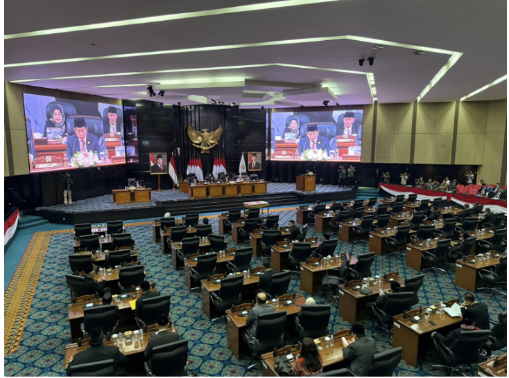 Badan Pembentukan Peraturan Daerah (Bapemperda) DPRD DKI Jakarta menyampaikan hasil pembahasan Rancangan Perda Rencana Pembangunan Jangka Menengah Daerah (RPJMD) 2025-2029 dalam rapat paripurna, Rabu (18/6). Rapat periourna dipimpin Ketua DPRD DKI Jakarta Khoirudin didampingi Wakil Ketua DPRD DKI Jakarta Ima Mahdiah, Rany Mauliani dan Wibi Andrino. Hadir para anggota DPRD DKI Jakarta. Dalam kesempatan itu, Ketua DPRD DKI Jakarta Khoirudin meminta persetujuan secara lisan untuk penandatanganan berita acara persetujuan bersama antara Gubernur DKI Jakarta dengan DPRD DKI Jakarta terhadap Ranperda tentang RPJMD Tahun 2025-2029. Selanjutnya, penyerahan secara simbolis Ranperda yang telah disetujui dari pimpinan DPRD kepada Gubernur DKI Jakarta. Kemudian, para pimpinan dan anggota DPRD DKI Jakarta beserta tamu undangan akan mendengarkan pendapat akhir Gubernur DKI Jakarta Pramono Anung terhadap Ranperda tentang Rencana Pembangunan Jangka Menengah Daerah (RPJMD) Tahun 2025-2029. “Sebagaimana diketahui bahwa DPRD Provinsi DKI Jakarta melalui Badan Pembentukan Peraturan Daerah telah melakukan pembahasan terhadap Ranperda tentang Rencana Pembangunan Jangka Menengah Daerah (RPJMD) Tahun 2025-2029,” kata Khoirudin saat memimpin rapat paripurna. Kegiatan rapat ini mengacu pada Surat Undangan DPRD DKI Jakarta Nomor 521/HK.01.02 yang ditandatangani Ketua DPRD DKI Jakarta Khoirudin. (yla/df)