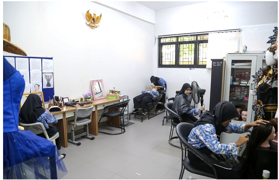 Ketua Pansus Ranperda Penyelenggaraan Pendidikan DPRD DKI Jakarta Subki berharap, Pemprov fokus meningkatkan kompetensi guru yang mengajar di sekolah inklusi. Menurut dia, guru harus memiliki keahlian khusus dan mampu membuat program pembelajaran efektif. Selain itu, guru dapat dimengerti anak berkebutuhan khusus yang mengenyam pendidikan di sekolah umum. Subki menegaskan, sekolah umum itu harus ada pendampingan khusus. Tidak bisa satu guru. Apalagi, terdapat 30 siswa dan di antaranya ada anak berkebutuhan khusus. Ketua Pansus Ranperda Penyelenggaraan Pendidikan DPRD DKI Jakarta Subki. (dok.DDJP) “Kemudian, (jangan-Red) dipukul rata semua cara mengajarnya,” ujar Subki, Selasa (24/6). Setiap sekolah negeri memiliki kuota dua persen untuk menerima anak berkebutuhan khusus. “Maka guru yang mengerti tentang anak-anak berkebutuhan khusus pun harus disediakan,” tandas dia. Politisi PKS itu juga meminta Dinas Pendidikan memperbanyak Sekolah Luar Biasa (SLB). Sebanyak 13 SLB milik Pemprov DKI Jakarta yang ada saat ini masih sangat kurang jumlahnya. “Karena sekolah-sekolah khusus itu belum banyak tersedia, belum mencukupi,” ungkap dia. “Maka adik-adik kita harus dimasukkan ke sekolah umum,” ucap Subki. Pembangunan SLB milik Pemprov DKI yang memadai jumlahnya akan mengakomodir anak berkebutuhan khusus. Sehingga bisa mendapat pendidikan yang sesuai kebutuhan dan bisa mengembangkan kemampuan nonakademik. “Anak ABK itu anak kita juga. Nggak boleh mereka terabaikan,” tambah Subki. Ia menegaskan, hak asasi manusia anak ABK harus tetap terjaga. “Bisa jadi dengan memberikan pelayanan yang lebih baik, anak ABK bisa memunculkan talenta lebih dari yang biasa,” tutur Subki. Pemprov DKI Jakarta hingga kini memiliki 13 SLB Negeri. Yakni, SLB Negeri 02, SLB Negeri 12, SLB Negeri 01, SLB Negeri 11, dan SLB A Pembina Tingkat Nasional di Jakarta Selatan. SLB Negeri 6, SLB Negeri 5, dan SLB Negeri 10 di Jakarta Barat. SLB Negeri 9, SLB Negeri 4, dan SLB Negeri 8 di Jakarta Utara. SLB Negeri 3 di Jakarta Pusat, dan SLB Negeri 7 di Jakarta Timur. (gie/df)