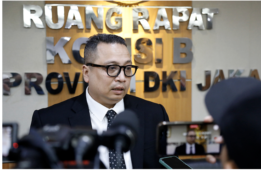Pelaksanaan event balapan mobil listrik Formula E harus berdampak nyata terhadap perekonomian Kota Jakarta. Terutama dalam meningkatkan kunjungan wisatawan dan okupansi hotel. Demikian ditegaskan Ketua Komisi B DPRD DKI Jakarta Nova Harivan Paloh seraya memberikan sejumlah catatan bagi Pemprov DKI. “Kita melihat bahwa ini sebenarnya ajang pariwisata dari event internasional. Dengan adanya event Formula E itu menunjang pariwisata kita, artinya hotel maupun tempat hiburan ada impact ke sana,” ujar Nova, beberapa waktu lalu. Pelaksanaan Formula E di tahun-tahun mendatang, kata politisi Partai NasDem itu, harus dibarengi dengan kegiatan pendukung lainnya. Sehinggamampu menggerakkan roda ekonomi yang lebih luas. Karena itu, Nova meminta Pemprov DKI melibatkan Dinas Pariwisata dan Ekonomi Kreatif (Parekraf) dalam penyelenggaraan. Dengan demikian, promosi wisata dapat berjalan optimal. “Misalnya (Formula E) mau dilaksanakan lagi, memang harus ada kolaborasi dengan Dinas Pariwisata. Mensinergikan event internasional supaya promosi pariwisata berjalan dengan baik,” tandas dia. Selain itu, saran Nova, terdapat supporting event untuk mendorong wisatawan tinggal lebih lama di Jakarta. Hal itu akan berdampak langsung pada peningkatan Pendapatan Asli Daerah (PAD). “Kita mendukung secara paralel kegiatan perekonomian di Jakarta, baik hotel, restoran maupun tempat lainnya,” imbuh dia. Nantinya, wisatawan bukan hanya di sekitaran wilayah, misalnya pelaksanaan di Ancol, namun wisatawan bisa melihat Monas, dan di spot lain. “Di museum kita, wisata Kota Tua, jadi memang harus disinergikan,” kata Nova. Komisi B DPRD DKI Jakarta juga masih menunggu laporan penyelenggaraan Formula E 2025 dari PT. JakPro. Hasil itu bisa sebagai bahan evaluasi. “Kalau sekarang kita belum bisa melihat data karena baru ada pelaksanaan,” tukas Nova. (red)