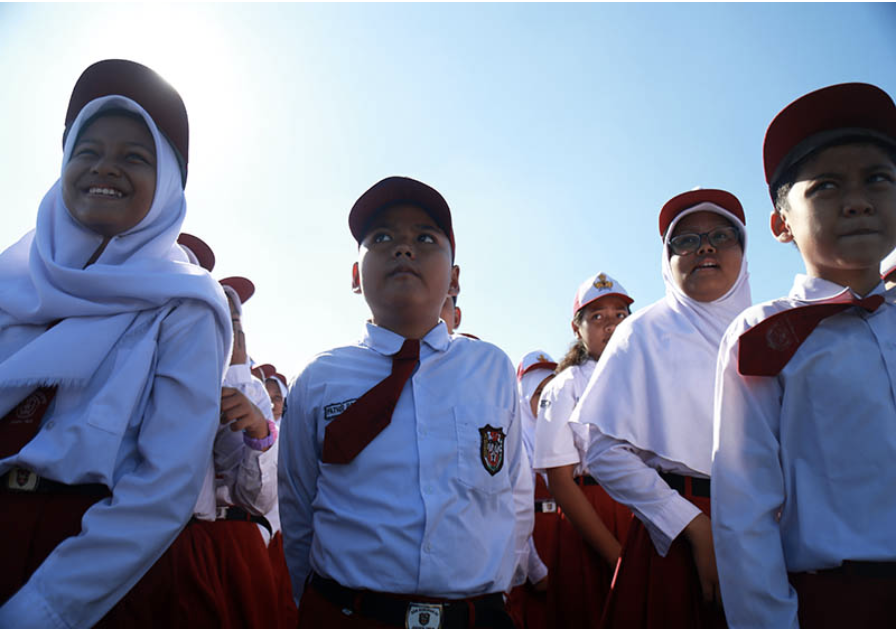 Wakil Ketua DPRD DKI Jakarta Basri Baco mendorong Panitia Khusus (Pansus) Rancangan Peraturan Daerah (Ranperda) tentang Penyelenggaraan Pendidikan menuntaskan pembahasan tepat waktu. Tujuannya agar pendanaan sekolah gratis di Jakarta, baik sekolah swasta maupun negeri, dapat masuk dalam Perda tentang Penyelenggaraan Pendidikan. Hal itu menjadi dasar hukum yang kuat bagi pelaksanaan Program Sekolah Gratis di Jakarta. Hal tersebut juga tertuang dalam Putusan Mahkamah Konstitusi (MK) yang menyebut pemerintah pusat dan daerah wajib menyediakan pendidikan gratis bagi sekolah negeri maupun swasta pada jenjang sekolah dasar (SD) hingga sekolah menengah pertama (SMP). Wakil Ketua DPRD DKI Jakarta Basri Baco. (dok.DDJP) Putusan MK itu diambil dalam sidang yang berlangsung di Gedung MK, Jakarta Pusat, Selasa, 27 Mei 2025. “Sudah ada dasar hukumnya MA atau MK bahwa urusan pendidikan dasar itu tanggung jawab pemerintah dalam hal ini adalah Pemda Jakarta,” ujar Baco di Gedung DPRD DKI Jakarta, Rabu (25/6). Ia mengatakan, pendidikan memegang peranan krusial dalam mendukung visi Jakarta sebagai kota global. Melalui Program Sekolah Gratis di Jakarta, harap Baco, dapat memastikan tidak ada hambatan akses pendidikan bagi seluruh warga. Diantaranya terkait penyediaan program beasiswa, peningkatan kualitas sekolah dan pemerataan fasilitas pendidikan di seluruh wilayah Jakarta. “Tidak boleh ada halangan di pendidikan. Sehingga pendidikannya harus gratis swasta maupun negeri. Trrmasuk Madrasah, Madrasah Aliyah, dan Madrasah Tsanawiyah,” kata dia. Pada kesempatan yang sama, Sekretaris Komisi C DPRD DKI Jakarta Suhud Alynudin mengusulkan peningkatan kesejahteraan dan kualitas guru di Jakarta. Di antaranya mencakup berbagai aspek kesejahteraan guru, seperti peningkatan gaji, tunjangan, jaminan sosial, serta fasilitas dan lingkungan kerja yang mendukung. “Tetapi secara bersamaan Pansus dan akhirnya membentuk Perda ini bisa mendorong kepada kualitas pendidikan dan kesejahteraan para guru,” kata Suhud. Sementara itu, Wakil Ketua Pansus Ranperda tentang Penyelenggaraan Pendidikan Elva Farhi Qolbina mengatakan, pendanaan sekolah gratis di Jakarta menjadi salah satu fokus Pansus dalam pembahasan Ranperda. “Pendanaan pendidikan ini kaitannya keputusan MK yang mewajibkan pemerintah untuk mengcover biaya sekolah gratis,” kata dia. (yla/df)