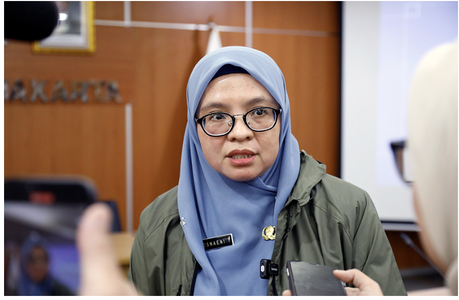 Kepala Subbagian Aspirasi dan Pengolahan Data Sekretariat DPRD DKI Jakarta Rosnaeni menyosialisasikan Aplikasi Sistem Monitoring Aspirasi Masyarakat (SiMonas) kepada para pegawai Sekretariat DPRD DKI Jakarta. SiMonas merupakan aplikasi berbasis web untuk mencatat dan memantau aspirasi dari masyarakat. Aplikasi terintegrasi dengan sistem dokumentasi internal DPRD. Tujuannya agar aspirasi terkelola secara transparan. “Masih banyak audiensi dan permohonan aspirasi masyarakat dari berbagai pintu. Jadi kita tidak bisa memonitor dari mana saja aspirasi yang masuk dan pelaksanaannya siapa aja,” ujar Rosnaeni, Rabu (25/6). Ia menjelaskan, aplikasi dibuat karena saat ini pencatatan hingga tindak lanjut aspirasi dari masyarakat masih manual. Selain itu, masyarakat juga tidak bisa memantau sudah sejauh mana tindak lanjut dari DPRD terkait aspirasi yang masuk. Melalui Aplikasi SiMonas, bisa mempercepat proses disposisi dan respon terhadap surat masuk atau aspirasi masyarakat. “Jadi bisa terlihat tindaklanjutnya seperti apa dan meningkatkan kepercayaan masyarakat ke anggota dewan,” kata Rosnaeni. Ke depan, Aplikasi SiMonas dapat tercantum di website dprd-dkijakartaprov.go.id. dengan begitu memudahkan masyarakat yang mengajukan audiensi maupun surat serta memantau alur proses dan tindaklanjutnya. “Dengan adanya aplikasi SiMonas saya berharap ke depan jadi lebih baik, simulasi ini diintegrasikan ke web DPRD. Sehingga masyarakat yang ingin melakukan aspirasi bisa melihat dari web kita. Pengelolaannya transparan,” tandas Rosnaeni. Adapun alur kerja dari Aplikasi SiMonas, yakni melakukan penginputan data aspirasi, disposisi pimpinan, lalu ditindaklanjuti oleh PIC sesuai permohonan, dan pembaharuan status di sistem. (gie/df)