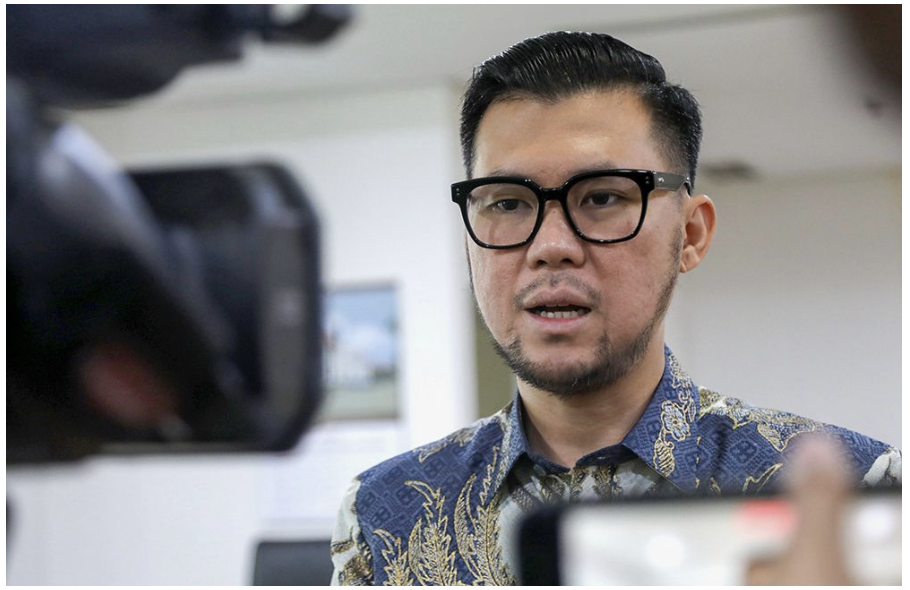 Panitia Khusus (Pansus) Perparkiran DPRD DKI Jakarta Jupiter terus berupaya menyempurnakan sebuah aturan untuk menata perparkiran di DKI Jakarta. Hal demikian ditegaskan Ketua Panitia Khusus Perparkiran DPRD DKI Jakarta Jupiter saat Rapat Dengar Pendapat Umum (RDPU) bersama eksekutif terkait pengelolaan parkir di DKI Jakarta, Rabu (25/6). Menurut Jupiter, para ahli tata kota sepakat untuk merevisi sejumlah aturan di dalam Peraturan Daerah (Perda) Nomor 5 Tahun 2012 tentang Perparkiran. Pasalnya, aturan yang ada selama ini sudah tidak relevan dan harus disesuaikan dengan kondisi perkembangan Kota Jakarta. “Perda tersebut belum pernah direvisi. Padahal kondisi di lapangan sudah jauh berubah,” ujar Jupiter di Gedung DPRD DKI Jakarta. “Maka, perubahan Perda menjadi penting,” tambah Jupiter. Dengan begitu, revisi Perda dapat memperkuat sejumlah aturan mengenai penetapan tarif parkir. Terlebih sebagai regulasi untuk menindak para pelaku praktik parkir liar. Sebab, parkir liar merupakan tindak pidana. “Jadi, jika ada yang memungut bayaran semaunya, Satpol PP bisa bekerja sama dengan kepolisian untuk menindak,” tandas Jupiter. Aparat pun memiliki kekuatan hukum untuk menegakkan aturan secara lebih komprehensif. Jupiter juga mendukung sistem pembayaran parkir secara nontunai. Misalnya pembayaran melalui dengan metode QRIS. Tujuannya demi mencegah kebocoran Pendapatan Asli Daerah (PAD). “Dengan sistem digital, pendapatan akan lebih transparan dan akuntabel,” jelas Jupiter. Terkait wacana pembentukan Badan Usaha Milik Daerah (BUMD) Parkir, Jupiter menilai langkah tersebut belum menjadi solusi. Justru berpotensi membebani APBD karena membutuhkan penyertaan modal tanpa jaminan kontribusi dividen bagi Pemprov DKI Jakarta. “Di kota besar lain, parkir masih dikelola UPT. Artinya, BUMD bukan satu-satunya solusi,” kata Jupiter. Dengan begitu, lanjut Jupiter, Pansus akan fokus pada penertiban parkir liar dan optimalisasi PAD dari sektor parkir. Salah satunya dengan mengundang operator parkir dan pengelola pusat perbelanjaan untuk menyelaraskan data jumlah kendaraan yang terparkir dan retribusi yang disetorkan. “Dari situ, kita bisa evaluasi potensi kebocoran,” pungkas dia. (apn/df)