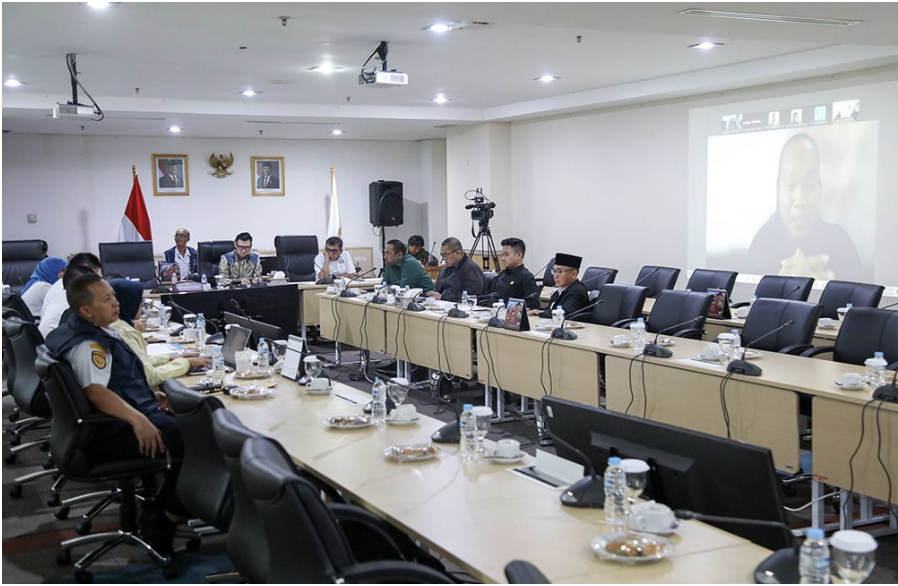 Pantia Khusus (Pansus) Perparkiran DPRD Provinsi DKI Jakarta berkomitmen menuntaskan sejumlah masalah pengelolaan parkir. Satu di antara yang harus dilakukan yakni merevisi Peraturan Daerah Perda) Nomor 5 Tahun 2012 tentang Perparkiran. Hal itu disampaikan oleh Ketua Panitia Khusus Perparkiran DPRD DKI Jakarta Jupiter saat Rapat Dengan Pendapat Umum (RDPU) bersama eksekutif terkait pengelolaan parkir di DKI Jakarta, Rabu (25/6). Menurut Jupiter, revisi Perda untuk mempertegas sebuah aturan mengenai pengelolaan di sejumlah lokasi parkir. Ketua Pansus Perparkiran DPRD DKI Jakarta Jupiter. (DDJP/apn) Mengingat, masih banyak fasilitas publik yang dimanfaatkan menjadi parkir kendaraan secara ilegal. Praktik pakir liar seperti itu, sambung Jupiter, sangat menyalahi aturan. Berdampak pada kebocoran Pendapatan Asli Daerah (PAD) yang cukup signifikan. “Perubahan Perda itu nantinya mengatur tentang bagaimana parkir liar dilakukan dengan pemungutan harga yang tidak sesuai tarif,” ujar Jupiter di Gedung DPRD DKI Jakarta. Dengan begitu, sambung Jupiter, Pansus akan fokus merevisi sejumlah aturan di dalam Peraturan Daerah (Perda) DKI Jakarta Nomor 5 Tahun 2012 tentang Perparkiran. Kemudian, merevisi Peraturan Gubernur (Pergub) DKI Jakarta Nomor 31 Tahun 2017 tentang Tarif Layanan Parkir, Denda Pelanggaran Transaksi dan Biaya Penderekan/Pemindahan Kendaraan Bermotor. Faktanya, lanjut Jupiter, Perda telah menetapkan harga parkir per jam Rp3-Rp5 ribu, tetapi oleh oknum juru parkir (jukir) liar mematok harga Rp10-20 ribu. Bahkan sampai Rp50 ribu. Kemudian, tarif valet parkir yang sudah ditetapkan Rp20-50 ribu per jam. Kenyataannya, setiap mal, hotel, dan gedung mematok harga yang berbeda, bisa mencapai Rp200-Rp300 ribu. “Oleh karena itu, dibutuhkan regulasi yang kuat agar tarif parkir ini sesuai dan harus sama. Jadi tidak boleh berbeda-beda,” tandas Jupiter. Jupiter menekankan, terkait parkir liar harus melibatkan Satpol PP dan kepolisian untuk menindak secara langsung terhadap pelaku parkir liar. Regulasi pengelolaan parkir memiliki alas hukum yang jelas dan diperkuat Pengawasan oleh aparatur negara. “Parkir liar itu merupakan tindak pidana yang harus dimasukkan ke dalam Perda. Mereka (aparat) memiliki kekuatan hukum untuk melakukan penegakan yang lebih komprehensif,” jelas Jupiter. Sementara itu, Kepala Dinas Perhubungan DKI Jakarta Syafrin Liputo menyampaikan hasil dari RDPU bersama pakar, praktisi dan akademisi merupakan masukan dan saran yang konstruktif. Kepala Dinas Perhubungan DKI Jakarta Syafrin Liputo. (dok.DDJP) Hal itu bertujuan agar dapat mengimplementasikan penataan secara utuh dalam pelaksanaan parkir di DKI Jakarta. “Jadi tidak hanya sekedar bagaimana regulasi disiapkan, tetapi bagaimana regulasi itu disesuaikan dengan perkembangan dan kebutuhan kota Jakarta saat ini,” kata Syafrin. Dia memastikan, akan berkoordinasi dengan berbagai pemangku kepentingan untuk menuntaskan permasalahan parkir liar di DKI Jakarta. Salah satu upaya yaitu dengan pendekatan terhadap pengelola kawasan agar mengoptimalkan tarif parkir sesuai ketentuan yang berlaku. “Contohnya di Jalan Kiai Tapa, sebelumnya banyak sepeda motor parkir di trotoar. Setelah kami lakukan pendekatan, tarif parkir yang semula Rp4.000–5.000 per hari diturunkan menjadi Rp2.000. Ini membuat pengendara mau parkir di dalam area kampus,” jelas Syafrin. Ia menyatakan, sektor perparkiran saat ini difokuskan sebagai alat pengendalian lalu lintas. Sehingga tidak lagi sebagai sumber Pendapatan Asli Daerah (PAD) bagi Pemprov DKI Jakarta. “Perparkiran tidak lagi menjadi instrumen PAD. Karena itu, dari 440 ruas jalan yang ditetapkan boleh parkir, saat ini hanya 244 ruas yang dapat diimplementasikan untuk parkir di badan jalan,” ujar Syafrin. Sehubungan itu, Syafrin mengimbau agar masyarakat memarkirkan kendaraannya di tempat yang sudah tersedia. Sehingga tidak lagi parkir secara sembarangan demi menjaga ketertiban lalu lintas. “Kami mengapresiasi semua pihak yang telah bekerja sama dalam menjaga ketertiban Jakarta. Ini demi kemajuan bersama,” tandas dia. (apn/df)