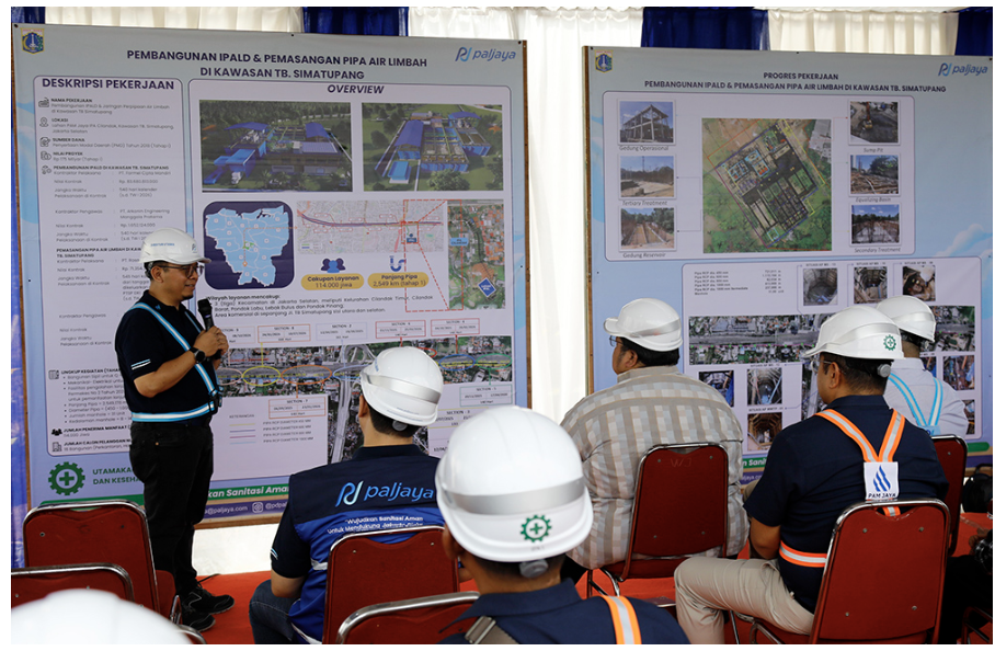 Jakarta menuju kota global sudah selayaknya pembangunan sanitasi modern. Hal itu guna mengatasi masalah pencemaran lingkungan yang berdampak gangguan kesehatan bagi masyarakat. Belakangan, Pemprov DKI Jakarta mulai membangun Sistem Pengelolaan Air Limbah Domestik Terpusat (SPALD-T) di kawasan TB Simatupang, Jakarta Selatan. Menanggapi hal itu, Anggota Komisi B DPRD DKI Jakarta Ade Suherman terus mendorong Pemprov DKI untuk menyelesaikan proyek strategis itu berjalan tepat waktu dan sesuai tujuan. Bahkan pada Senin, 23 Juni 2025, Ade bersama anggota Komisi B DPRD DKI Jakarta lainnya menyambangi lokasi pembangunan SPALD-T di kawasan TB Simatupang. Anggota Komisi B DPRD DKI Jakarta Ade Suherman. (dok.DDJP) Pembangunan tersebut, sambung Ade, bisa meningkatkan kualitas sanitasi dan perlindungan lingkungan. Komisi B juga telah mendengarkan pemaparan pelaksana proyek. Termasuk progres pembangunan 13 titik manhole sebagai bagian penting dari jaringan pemeliharaan sistem. Proyek tersebut itu merupakan investasi kesehatan dan keberlanjutan kota. “Bersama kita wujudkan Jakarta yang sehat, tertata, dan berkelas dunia,” ujar Ade, beberapa waktu lalu. “Sanitasi yang tertata dengan baik juga akan menurunkan risiko penyakit berbasis lingkungan,” tambah politisi PKS itu. Ade menekankan, proyek itu bukan hanya tanggung jawab pemerintah. Namun, memerlukan dukungan aktif dari masyarakat agar dapat berjalan maksimal. “Kami mengajak warga sekitar dan masyarakat Jakarta secara umum untuk ikut mendukung pelaksanaan proyek ini,” ungkap dia. Dukungan dimaksud, sambung Ade, berupa pemahaman, kesabaran selama proses konstruksi, maupun peran aktif dalam menjaga fasilitas yang sudah dibangun. SPALD-T merupakan sistem pengolahan limbah domestik yang dirancang secara terintegrasi dan modern. Hal itu sejalan dengan visi Jakarta sebagai kota global dan berbudaya. (red)