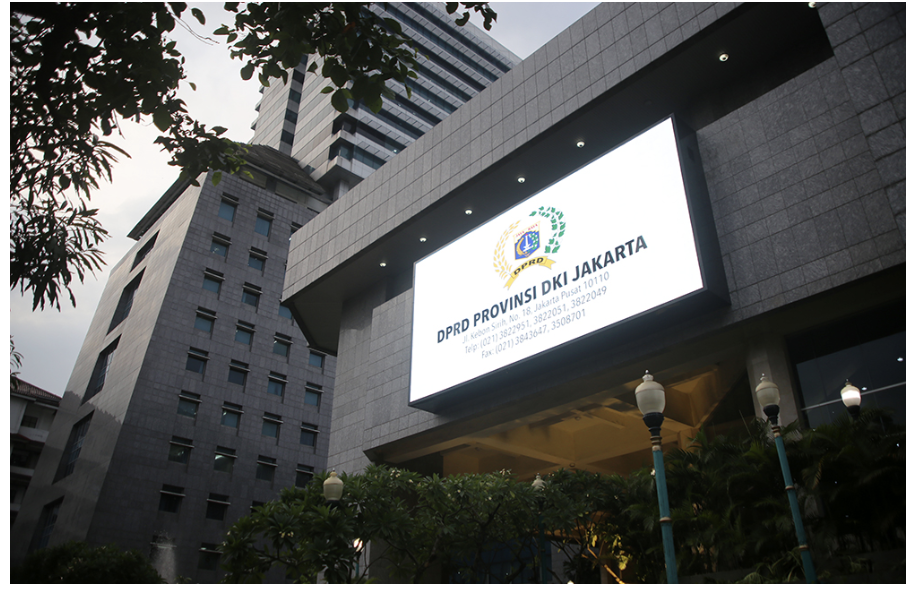Ketua Bapemperda DPRD DKI Jakarta Abdul Aziz menyoroti status hukum Kota Jakarta yang belum jelas terkait pembahasan Undang-Undang Daerah Khusus Jakarta (DKJ). Hal itu disampaikan Aziz dalam rapat Rencana Pembangunan Jangka Menengah Daerah (RPJMD) di Gedung DPRD DKI Jakarta, beberapa waktu lalu. Menurut politisi PKS itu, belum adanya Keputusan Presiden (Keppres) terkait UU DKJ. Akibatnya, perencanaan pembangunan daerah menjadi tidak pasti. Ketua Bapemperda DPRD DKI Jakarta Abdul Aziz. (dok.DDJP) “Dalam RPJMD disebutkan bahwa kita masih menunggu Keppres terkait UU DKJ,” ujar Aziz. Ia menegaskan, kepastian hukum atas status Provinsi DKI Jakarta sangat penting. Kepastian dimaksud, Kota Jakarta tetap menjadi ibukota atau berubah menjadi daerah khusus tanpa status ibukota. “Kalau memang (status ibukota-Red) dipindahkan, ya diputuskan,” tandas dia. “Kalau belum jadi, ya ditunda beberapa tahun dengan dasar hukum yang jelas,” tambah Aziz. Ia berharap, Presiden Prabowo Subianto segera mengambil keputusan. Sehingga pemerintah daerah tidak berjalan dalam ketidakpastian. “Jangan dibiarkan menggantung,” tukas Aziz. Undang-Undang (UU) Nomor 115 Tahun 2024 tentang Perubahan atas UU Nomor 2 Tahun 2024 tentang Provinsi Daerah Khusus Jakarta sudah diteken Presiden Prabowo Subianto. Hal itu berdampak pada status Jakarta yang akan berganti dari Daerah Khusus Ibukota (DKI) menjadi Daerah Khusus Jakarta (DKJ). Aturan itu juga mengubah nomenklatur atau penamaan jabatan gubernur dan wakil gubernur, DPRD, dan Dewan Perwakilan Daerah (DPD). (red)