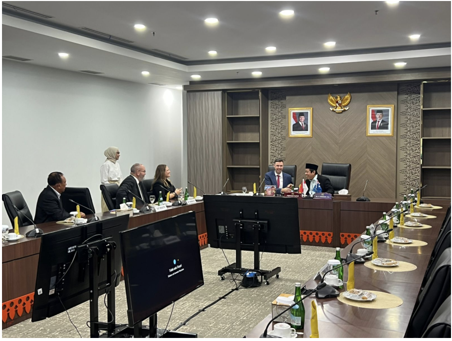 Pertemuan berlangsung di Ruang Rapat Ketua DPRD lantai 10 Gedung DPRD DKI Jakarta. Dihadiri jajaran pimpinan DPRD, pimpinan komisi, serta perwakilan Pemerintah Provinsi DKI Jakarta. Kunjungan itu menjadi bagian dari upaya mempererat hubungan kerja sama antarparlemen dalam berbagai bidang strategis, mulai dari ekonomi kreatif, perdagangan, pendidikan, pelatihan, hingga pengembangan usaha mikro, kecil, dan menengah (UMKM). Delegasi Parlemen Victoria terdiri dari Anggota Parlemen Eastern Victoria Region Sekretaris Victorian Parliamentary Friends of Indonesia Tom McIntosh, Anggota Parlemen untuk Lara dan Co-convener Victorian Parliamentary Friends of Indonesia Ella George, Anggota Parlemen Eastern Victoria Region sekaligus Ketua Shooters, Fishers and Farmers Party (National) Jeff Bourman, serta Strategic Policy Advisor Kementerian Industri dan Perdagangan Pemerintah Negara Bagian Victoria Tanti Miftahartini. Hadir dalam pertemuan itu Wakil Ketua DPRD DKI Jakarta Basri Baco, Ketua Komisi B DPRD DKI Jakarta Nova Harivan Paloh, Ketua Komisi E DPRD DKI Jakarta Muhammad Thamrin. Hadir pula perwakilan dari Dinas Kebudayaan, Dinas Pariwisata dan Ekonomi Kreatif, Dinas Pendidikan, dan Dinas Perindustrian, Perdagangan, Koperasi Usaha Kecil dan Menengah. Ketua DPRD DKI Jakarta Khoirudin mengapresiasi kehadiran para tamu dari Australia. Ia menilai, kunjungan itu bukan hanya seremoni formal. Melainkan awal dari kolaborasi yang bermakna. “Kami menyambut dalam suasana persahabatan yang hangat dan menyampaikan terima kasih sebesar-besarnya atas kunjungan ini,” terang Khoirudin. “Ini bukan sekadar seremoni diplomatik, tapi langkah awal menuju hubungan yang saling mendukung antara dua wilayah yang sama-sama berkembang dan terbuka terhadap dunia,” sambung dia. Khoirudin optimistis, dialog antara DPRD DKI Jakarta dan Parlemen Victoria akan membuka ruang kerja sama konkret di masa depan. “Kami percaya, melalui dialog hari itu, akan terbuka peluang kerja sama yang lebih luas, saling menguntungkan, dan berkelanjutan antara Jakarta dan Victoria,” ucap dia. Sementara itu, Anggota Parlemen Victoria Tom McIntosh menyampaikan keterbukaan pihaknya untuk menjalin kemitraan konkret dengan Jakarta. “Kami sangat membuka kesempatan untuk kolaborasi dengan Jakarta, terutama di bidang pendidikan, perdagangan, dan investasi,” kata Tom. Tom menambahkan, Pemerintah Negara Bagian Victoria tertarik untuk mendukung sejumlah program prioritas di Jakarta. “Victoria tertarik untuk membantu mendukung nutrisi di Makan Bergizi Gratis (MBG). Kemudian membantu mengembangkan sektor pendidikan, sektor EV (kendaraan listrik), dan sektor energi yang lebih ramah lingkungan,” ungkap dia. (all/df)