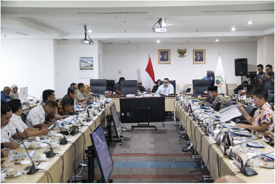Komisi B DPRD Provinsi DKI Jakarta menggelar rapat kerja bersama jajaran Badan Usaha Milik Daerah (BUMD) dan Pemerintah Provinsi DKI Jakarta di Ruang Rapat Komisi B, Selasa (1/7). Agenda utama pertemuan itu yakni evaluasi serapan atau realisasi anggaran hingga Mei 2025. Ketua Komisi B DPRD DKI Jakarta Nova Harivan Paloh menekankan, forum tersebut penting sebagai bagian dari tahapan penyusunan Rencana Kerja dan Anggaran (RKA) Tahun 2025. Karena itu, Nova meminta masing-masing BUMD menyampaikan laporan kinerja dan realisasi anggaran secara rinci. “Kita sudah masuk RKA 2025. Itu penting karena kita akan melihat realisasinya seperti apa. Saya perlu tahu laporan masing-masing BUMD terkait RKA,” terang Nova. Hal senada diungkapkan Asisten Perekonomian dan Keuangan Sekretaris Daerah Provinsi DKI Jakarta Suharini Eliawati. Ia menyampaikan, momentum tersebut menjadi krusial untuk menyelaraskan prioritas dan usulan kegiatan BUMD jelang pembahasan Anggaran Perubahan 2025. “Itu adalah waktu yang tepat. Kenapa? Karena memang sudah tidak ada waktu lagi. Hari Jumat kita akan Badan Anggaran, lalu Senin, Selasa, Rabu minggu depan sudah pembahasan di komisi untuk kegiatan perubahan 2025,” jelas Eli, sapaan Suharini. Menurut dia, kehadiran BUMD dalam rapat tersebut untuk menyampaikan paparan singkat terkait pelaksanaan kegiatan hingga batas waktu (cut off) pada Mei 2025. “Harapannya, pada saat usulan kegiatan pergeseran minggu depan, kita sudah merucut kegiatan-kegiatan apa saja yang ditebalkan atau yang mendapatkan perhatian,” sambung Eli. Ia menambahkan, alokasi Penyertaan Modal Daerah (PMD) tahun 2025 sejauh ini baru diberikan kepada dua BUMD, yakni PT MRT Jakarta dan PT Jakarta Propertindo. Sebanyak 22 BUMD dan anak perusahaan tercatat hadir dalam rapat tersebut. Antara lain, Perumda Pembangunan Sarana Jaya, Perumda Air Minum Jaya, Perumda Pasar Jaya, PT Food Station Tjipinang Jaya, PT Bank DKI, PT JiExpo, dan lainnya. (all/df)