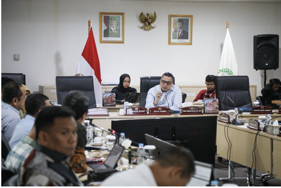 Komisi B DPRD DKI Jakarta meminta jajaran Badan Usaha Milik Daerah (BUMD) menyampaikan capaian realisasi anggaran hingga Mei 2025 secara transparan. Evaluasi ini menjadi bagian penting dalam menyongsong pembahasan Anggaran Pendapatan dan Belanja Daerah (APBD) Perubahan Tahun Anggaran 2025. Ketua Komisi B DPRD DKI Jakarta Nova Harivan Paloh menegaskan, forum evaluasi bersama BUMD difokuskan pada dua aspek utama. Yakni capaian laba dan kinerja operasional hingga batas waktu pelaporan terakhir. “Yang pertama terkait laba, sampai bulan Mei itu sudah berapa persen realisasinya. Yang kedua soal kinerja operasional, capaian-capaian yang sudah diraih,” ujar Nova dalam rapat bersama jajaran eksekutif dan perwakilan BUMD di Ruang Rapat Komisi B, Selasa (1/7). Ketua Komisi B DPRD DKI Jakarta Nova Harivan Paloh. (dok.DDJP) Nova juga menyoroti persoalan distribusi air baku. Khususnya terkait perubahan suplai dari Waduk Karian yang sebelumnya menjadi andalan. “Itu (pengalihan Waduk Karian) jadi catatan penting, apalagi kita sudah masuk fase pembahasan APBD Perubahan,” ucap dia. Nova menekankan, evaluasi tersebut penting agar setiap usulan pergeseran anggaran benar-benar didasarkan pada realisasi dan proyeksi yang terukur. “Kita ingin tahu sejauh mana target-target yang sudah ditetapkan bisa tercapai. Termasuk juga soal Public Service Obligation (PSO) untuk sektor transportasi, seperti Transjakarta, MRT, dan LRT,” jelas dia. Sementara itu, Anggota Komisi B Pandapotan Sinaga menyoroti pengelolaan Sisa Lebih Perhitungan Anggaran (SiLPA) dari sejumlah BUMD. Terutama yang menerima Penyertaan Modal Daerah (PMD). Ia juga meminta laporan rinci terkait posisi dan bentuk dana SiLPA tersebut. Anggota Komisi B DPRD DKI Jakarta Pandapotan Sinaga. (dok.DDJP) “Saya minta laporan khusus penggunaan SiLPA. Posisinya sekarang di mana? Masih dalam bentuk uang tunai, deposito, atau sudah digunakan?,” ucap Pandapotan. Ia mencontohkan, proyek LRT oleh PT Jakarta Propertindo yang menerima SiLPA untuk mendukung pembiayaan. Pandapotan menekankan, memastikan dana tersebut benar-benar tersedia sebelum dialokasikan ulang sangat penting. “Kalau SiLPA-nya sudah digunakan, harus dilaporkan secara resmi. Jangan sampai semua BUMD mengeluh tidak punya uang, padahal SiLPA-nya muncul di laporan. Saya minta itu dimonitor,” pesan dia. (all/df)