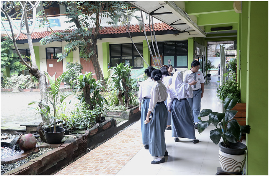 Panitia Khusus (Pansus) Ranperda tentang Penyelenggaraan Pendidikan DPRD DKI Jakarta telah memasuki tahapan pembahasan pasal-pasal substansi dalam naskah Rancangan Perda tentang Penyelenggaraan Pendidikan. Wakil Ketua Pansus Elva Farhi Qolbina mengatakan, pembahasan pasal-pasal usai Rapat Dengar Pendapat (RDP) bersama pimpinan dan anggota Badan Pembentukan Peraturan Daerah (Bapemperda), serta Komisi E DPRD DKI Jakarta. RDP juga diikuti kalangan akademisi, perwakilan organisasi masyarakat (Ormas), perwakilan lembaga swadaya masyarakat (LSM), dan organisasi lainnya. Setiap masukan menjadi dasar penyempurnaan arah kebijakan pendidikan yang lebih inklusif, adil, dan berpihak kepada peserta didik. Wakil Ketua Pansus Ranperda Penyelenggaraan Pendidikan DPRD DKI Jakarta Elva Farhi Qolbina. (dok.DDJP) Ia menjelaskan, poin utama yang diperjuangkan Pansus Pendidikan yakni mekanisme pendanaan pendidikan gratis. Mekanisme itu secara eksplisit diatur dalam Perda. Termasuk skema pendanaan bagi sekolah swasta yang menyelenggarakan pendidikan gratis. Dengan begitu, pendanaan bisa berkesinambungan di setiap tahun anggaran. Kemudian, Pansus juga tertumpu pada mekanisme bantuan personal bagi peserta didik. Juga mendorong ketentuan perihal kesejahteraan guru dan tenaga kependidikan. Poin penting lainnya, pendanaan bagi lembaga pendidikan berbasis keagamaan. Seperti madrasah, pesantren, dan satuan pendidikan keagamaan lainnya. Elva mengatakan, batas kewenangan pemerintah daerah dalam penyelenggaraan pendidikan menjadi salah satu hambatan dalam pembahasan Perda Pendidikan. Mengingat, pengaturan pendidikan secara umum telah diatur dalam Undang-Undang Sistem Pendidikan Nasional (UU Sisdiknas). Secara bersamaan, terdapat wacana revisi UU Sisdiknas. “Sehingga kami perlu berhati-hati,” tandas politisi PSI itu. Pansus juga memastikan ketentuan dalam Ranperda tidak bertentangan dengan peraturan di tingkat nasional. “Namun tetap mampu mengantisipasi dinamika kebijakan pendidikan ke depan,” kata Elva. Pansus Ranperda tentang Penyelenggaraan Pendidikan berkomitmen merumuskan kebijakan yang dapat memperkuat peran pemerintah daerah. Peran dimaksud, menjamin akses pendidikan yang adil dan berkualitas bagi seluruh warga Jakarta. Dengan begitu, Perda tidak sekadar regulasi administratif. Tetapi, menjadi fondasi keberpihakan nyata terhadap peserta didik, pendidik, dan seluruh ekosistem pendidikan di Jakarta. (yla/df)