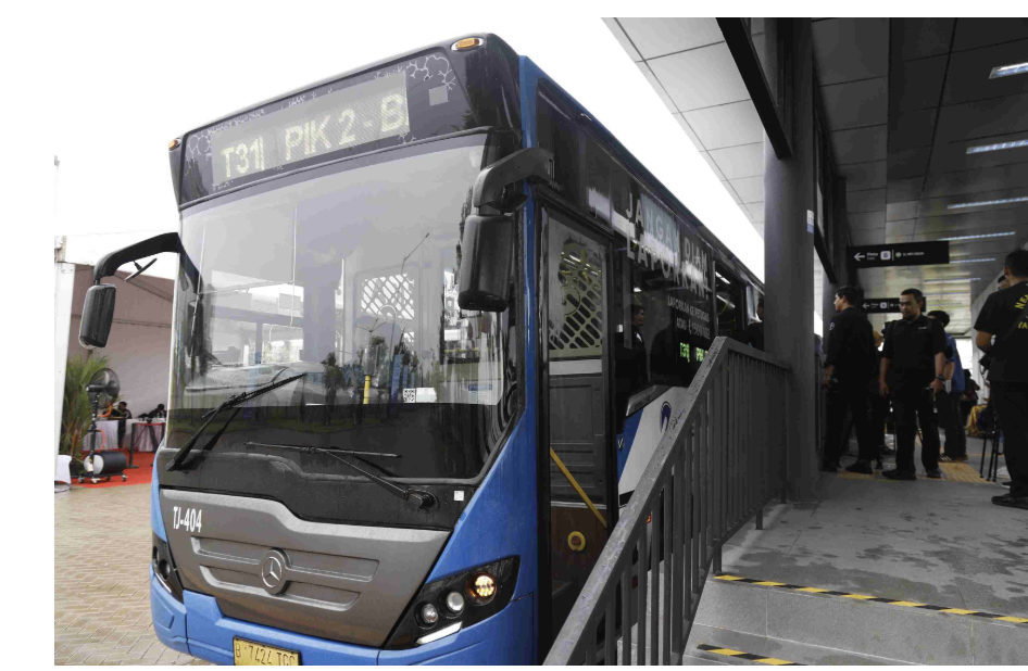 Sejumlah pihak menyambut positif rute baru Bus Transjabodetabek Blok M-Pantai Indah Kapuk (PIK) 2 atau T-31. Kehadiran rute yang membentang dari Jakarta Selatan hingga Kabupaten Tangerang itu diharapkan dapat menjadi alternatif transportasi warga. Dengan demikian, angkutan publik itu bisa mengurangi ketergantungan pada penggunaan kendaraan pribadi. Dampak kemacetan bisa diminimalisasi. “Tetapi, Pemprov DKI Jakarta harus gencar mensosialisasikan rute baru ini,” ujar Wakil Ketua Komisi B DPRD DKI Wahyu Dewanto, beberapa waktu lalu. Wakil Ketua Komisi B DPRD DKI Wahyu Dewanto. (dok.DDJP) Menurut dia, sosialisasi perlu dilengkapi dengan fasilitas dan petunjuk bagi pengguna. “Keberadaannya benar-benar diketahui dan dirasakan masyarakat pada koridor-koridor yang dilalui,” kata Wahyu. Politisi Partai Gerindra itu juga mendorong keterlibatan aktif seluruh jajaran Pemprov DKI Jakarta dalam sosialisasi. Mulai dari walikota hingga lurah. Efek sosialisasi, rute baru tersebut bermanfaat bagi para pekerja. Bahkan menarik digunakan siapa saja, sepanjang hari. “Sekaligus memperkenalkan keberadaan obyek-obyek yang menarik pada koridor-koridor tersebut,” ungkap Wahyu. Selain itu, sambung dia, evaluasi secara berkala oleh Transjakarta terhadap operasional rute baru sangat penting. Pelayanan bisa maksimal dan dapat mewujudkan target mengganti seluruh armada bus dengan bus listrik pada 2030. Target tersebut bukan hanya untuk layanan di Jakarta, tetapi juga untuk seluruh wilayah yang masuk kawasan aglomerasi. “Ini komitmen untuk mengurangi polusi udara,” tandas Wahyu. (stw/df)