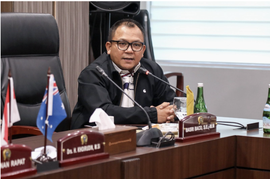 Wakil Ketua DPRD DKI Jakarta Basri Baco mendorong optimalisasi kerja sama antarkota melalui skema sister city untuk menurunkan angka pengangguran di ibukota. Menurut dia, hubungan bilateral dengan sejumlah wilayah luar negeri dapat membuka peluang kerja sekaligus meningkatkan kualitas sumber daya manusia Jakarta. Hal itu diungkapkan Baco dalam forum audiensi bersama delegasi Pemerintah Negara Bagian Victoria, Australia, di Gedung DPRD DKI Jakarta, beberapa waktu lalu. “Jakarta itu mengalami oversupply manusia. Penduduk kita terlalu banyak, tapi banyak yang tidak berpendidikan tinggi. Akhirnya, SDM-nya lemah, daya saingnya rendah, dan pengangguran tinggi,” ujar Basri Baco. Ia menjelaskan, salah satu prasyarat kota global adalah tingginya kualitas pendidikan warga. Karena itu, Pemerintah Provinsi DKI Jakarta tengah menyiapkan kebijakan besar untuk menjamin akses pendidikan tanpa hambatan. “Kami akan menggratiskan sekolah dari TK sampai SMA, supaya tidak ada anak putus sekolah, tidak ada yang dipulangkan karena belum bayar, dan tidak ada ijazah yang ditahan,” jelas Basri. Namun persoalan tidak berhenti di pendidikan. Lulusan SMK dan SMA justru menghadapi tantangan baru, yakni minimnya lapangan kerja. Karena itu, DPRD mendorong perluasan kerja sama internasional, termasuk dengan Victoria, agar dapat menyerap tenaga kerja asal Jakarta. “Mungkin saja Victoria sedang butuh sesuatu, dan kita bisa suplai. Daripada mereka menganggur di DKI, lebih baik ada peluang di luar,” ujar dia. Basri juga mengusulkan agar Pemerintah Provinsi DKI Jakarta mempertimbangkan pembentukan kantor perwakilan kecil di Victoria sebagai bagian dari penguatan diplomasi daerah. Kantor itu bisa menjadi simpul kerja sama di bidang pendidikan, budaya, maupun tenaga kerja. “Walau kecil, kita bisa tempatkan orang-orang terbaik di sana. Kerja sama antarwilayah seperti itu penting, karena kadang yang mereka tidak punya, kita punya. Dan sebaliknya,” tutup Basri. (all/df)