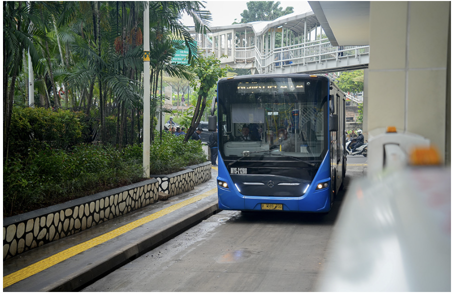 Ketua Komisi B DPRD DKI Jakarta Nova Harivan Paloh mengapresiasi peresmian rute baru Transjabodetabek B25 Bekasi-Dukuh Atas di Halte Galunggung, Jakarta Selatan, Kamis (3/7). Nova mengatakan, rute baru Transjabodetabek menjadi salah satu upaya untuk mengatasi kemacetan di Jakarta. Ia menilai, perluasan rute Transjabodetabek terutama ke wilayah penyangga seperti Bogor, Depok, Tangerang, dan Bekasi (Bodetabek), diharapkan dapat meningkatkan penggunaan transportasi publik sehingga mengurangi penggunaan kendaraan pribadi. “Tentunya saya melihat ini sangat baik sekali untuk mengatasi masalah kemacetan,” ujar Nova di Halte Galunggung Jakarta, Kamis (3/7). Ketua Komisi B DPRD DKI Jakarta Nova Harivan Paloh. (dok.DDJP) Minat masyarakat terhadap rute Transjabodetabek yang sudah beroperasi sebelumnya. Karena itu, Nova mengimbau Pemerintah Provinsi DKI Jakarta melalui PT Transjakarta memperpendek jarak waktu antar Bus Transjabodetabek (headway). Salah satunya dengan menambah jumlah armada bus. Dengan melakukan upaya-upaya tersebut, diharapkan waktu tunggu penumpang Transjabodetabek dapat diperpendek, sehingga tidak terjadinya antrean yang mengular di halte. “Headway tadi harus benar-benar sepuluh menit jangan sampai lebih dari sepuluh menit jadi orang menunggu sangat lama,” imbau dia. Pada kesempatan yang sama, Gubernur DKI Jakarta Pramono Anung menjelaskan, terdapat 15 armada bus dengan masing-masing jarak waktu antar bus 10 menit pada jam sibuk untuk rute Bekasi-Dukuh Atas. Melewati Tol Becakayu lalu masuk Jalan DI Panjaitan hingga ke Dukuh Atas. Total ada 29 halte di sepanjang rute, dengan rincian 11 titik di Bekasi dan 18 titik di Jakarta. Pramono menargetkan layanan baru ini dapat melayani hingga 3.000 penumpang per hari. “Jumlah bus yang disiapkan ada 15. Jarak antara bus diperkirakan 10 menit pada jam padat dan 20 menit pada jam sepi,” kata dia. Walikota Bekasi Tri Adhianto mengatakan, rute baru itu akan melayani perjalanan sepanjang sekitar 53 kilometer dari Terminal Bekasi ke Dukuh Atas dengan perkiraan waktu tempuh sekitar satu jam hingga satu jam sepuluh menit pada jam sibuk. Adapun tarif pada pukul 05.00-07.00 untuk rute ini sebesar Rp2.000 dan Rp3.500 mulai jam 07.00-22.00. Ia berharap, rute Transjabodetabek Bekasi-Dukuh Atas dapat meningkatkan mobilisasi masyarakat dari daerah penyangga . Selain itu memberikan alternatif transportasi publik yang lebih andal, mengurangi kemacetan, dan mempermudah aksesibilitas warga dari dan ke Jakarta. Selain itu, rute baru ini bisa menjadi pilihan yang lebih hemat biaya dibandingkan dengan transportasi pribadi. “Sehingga pola mobilisasi akan semakin mudah, semakin ringan dan waktu berjalan juga semakin rendah,” tukas Tri. (yla/df)