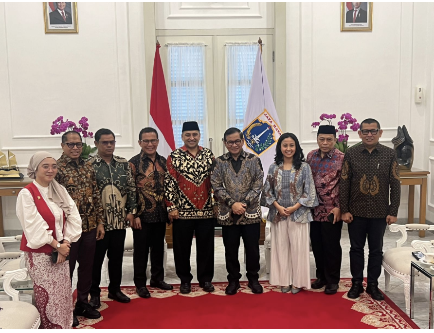 Ketua Badan Pembentukan Peraturan Daerah (Bapemperda) DPRD Provinsi DKI Jakarta Abdul Aziz menyampaikan hasil audiensi bersama Gubernur DKI Jakarta Pramono Anung di Balaikota DKI Jakarta, Kamis (3/7). Pertemuan itu menjadi ruang koordinasi awal untuk mempercepat proses legislasi sejumlah rancangan peraturan daerah (raperda) yang masih tertunda di Bapemperda. “Kami dari Bapemperda mengajukan permohonan audiensi agar proses pembahasan peraturan daerah di DKI Jakarta bisa berlangsung lebih efektif, efisien, dan cepat ke depan,” terang Abdul Aziz. Abdul Aziz menyebut, gubernur menanggapi permintaan tersebut dengan terbuka dan menyampaikan sejumlah ide baru. Ketua Bapemperda DPRD DKI Jakarta Abdul Aziz (tengah) didampingi para pimpinan panitia khusus usai bertemu Gubernur Pramono. (dok.DDJP) Salah satunya adalah komitmen untuk menggelar pertemuan rutin setiap tiga bulan sekali guna membahas daftar perda yang masih menumpuk. Saat ini, terdapat 30 perda yang siap dibahas. “Kami mohon doa dan dukungan dari seluruh pihak, khususnya masyarakat, agar kami mampu mengembangkan perda-perda itu dengan baik sehingga bisa segera diproses dan memberi manfaat langsung kepada warga,” tambah Abdul Aziz. Hal senada diungkapkan Wakil Ketua Bapemperda Jhonny Simanjuntak. Kesepahaman bersama antara legislatif dan eksekutif dalam mempercepat produktivitas legislasi daerah sangat penting. “Yang paling penting dari audiensi itu adalah lahirnya kesepahaman bersama. Pak Gubernur menunjukkan political will agar Bapemperda bersama kami bisa lebih produktif dalam menurunkan perda-perda ke depan,” ujar Jhonny. Jhonny menyebut, sejumlah hambatan yang selama ini memperlambat proses pembahasan akan segera ditinjau ulang. Jika diperlukan, bisa diterbitkan perda baru untuk mempercepat langkah tersebut. “Intinya, kami dan pak gubernur punya persepsi yang sama tentang pentingnya produktivitas Bapemperda, supaya masyarakat bisa segera merasakan manfaat dari regulasi yang kami hasilkan,” ungkap Jhonny. (all/df)