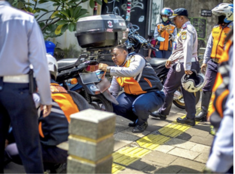 Panitia Khusus (Pansus) DPRD Provinsi DKI Jakarta berkomitmen untuk menyelesaikan persoalan parkir liar di DKI Jakarta yang semakin meresahkan. Salah satu upaya yang harus dilakukan yaitu merevisi Peraturan Daerah (Perda) Nomor 5 Tahun 2012 tentang Perparkiran. Demikian ditegaskan oleh Anggota Panitia Khusus (Pansus) Perparkiran DPRD Provinsi DKI Jakarta Hilda Kusuma di Gedung DPRD DKI Jakarta, Rabu (2/7). Menurut Hilda, maraknya parkir liar tidak hanya mengganggu kelancaran lalu lintas. Namun menimbulkan kerugian bagi Pendapatan Asli Daerah (PAD). Anggota Pansus Perparkiran DPRD DKI Jakarta Hilda Kusuma. (dok.DDJP) Seperti kawasan Tanah Abang dan Kelapa Gading. Estimasi kerugian bisa mencapai Rp1,403 triliun per tahun. “Parkir liar membuat warga tidak nyaman, mengganggu pejalan kaki, dan merugikan perekonomian daerah. Kita perlu solusi komprehensif,” ujar Hilda. Hilda menegaskan, revisi Perda parkir menjadi langkah krusial untuk memperkuat regulasi. Penyempurnaan aturan terkait penetapan tarif parkir menjadi aturan baku untuk menertibkan juru parkir (jukir) liar. Tak hanya itu, dalam revisi Perda juga mengatur sistem pembayaran nontunai seperti QRIS. Tujuannya, mencegah kebocoran PAD. “Revisi Perda harus mencakup teknologi digital dan sanksi yang tegas, termasuk denda yang tegas bagi pelaku parkir liar,” tambahnya. Selain itu, Hilda menekankan agar Jukir liar diberdayakan untuk mengikuti program pelatihan sebagai Jukir resmi. Sehingga nasib para Jukir tetap bisa bekerja secara legal dengan menggunakan seragam lengkap dengan identitasnya. “Kita tidak hanya menertibkan, tetapi juga memberikan solusi bagi mereka yang menggantungkan hidup dari parkir liar. Ini soal keseimbangan antara penegakan hukum dan kemanusiaan,” jelas Hilda. Keterlibatan masyarakat menjadi poin penting dalam pandangan Hilda. Ia mengimbau RT/RW dan komunitas lokal untuk aktif dalam pengawasan lingkungan dan melaporkan praktik parkir liar. “Kesadaran kolektif adalah kunci. Dengan kerja sama antara warga, pemerintah, dan pelaku usaha, kita bisa menciptakan Jakarta yang lebih tertib dan nyaman,” tegas Hilda. Hilda berharap, langkah-langkah penanganan parkir liar dapat segera terealisasi. Tentunya lewat revisi sejumlah aturan dalam Perda No. 5/2012 tentang Perparkiran. “Dengan regulasi yang kuat, penegakan hukum yang konsisten, dan partisipasi aktif masyarakat, kita bisa mengurangi dampak negatif parkir liar secara signifikan,” pungkas dia. (apn/df)