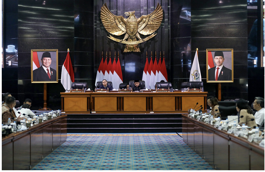 Ketua Badan Anggaran (Banggar) DPRD DKI Jakarta Khoirudin mengapresiasi meningkatnya alokasi anggaran mandatory spending di bidang pendidikan dan kesehatan. Hal tersebut diungkapkan saat rapat Banggar Rancangan Perubahan Kebijakan Umum APBD Serta Rancangan Perubahan Prioritas dan Plafon Anggaran Sementara (KUA-PPAS) APBD Tahun Anggaran 2025, Jumat (4/7). Mandatory spending merupakan jenis pengeluaran pemerintah yang sudah diatur oleh undang-undang dan harus dilaksanakan. “Apresiasi kita pada eksekutif karena anggaran di perubahan ini ada kenaikan dari anggaran murni sebelumnya,” ujar Khoirudin. Artinya, ada peningkatan layanan di bidang pendidikan serta kesehatan yang sangat dibutuhkan dan bermanfaat untuk warga Jakarta. Anggaran di bidang pendidikan, rencana kenaikan dari Rp20,3 triliun menjadi Rp21,6 triliun. Sementara di bidang kesehatan rencana kenaikan dari Rp11,4 triliun menjadi Rp11,9 triliun. “Ada layanan masyarakat yang bertambah. Ini semua untuk warga Jakarta dari kami pemerintah, dan saya akan kawal,” ungkap Khoirudin. Pada kesempatan yang sama, Kepala Badan Perencanaan Pembangunan Daerah (Bappeda) DKI Jakarta Atika Nur Rahmania menjelaskan, anggaran bidang pendidikan naik di antaranya untuk menambah penerima Kartu Jakarta Mahasiswa Unggul (KJMU). Yakni sekitar 1.208 mahasiswa. “Dari aspek kesejahteraan masyarakat ada beberapa fokus. Selain kita sudah menambah jumlah penerima KJP, juga penambahan target penerima KJMU dari 15.792 menjadi 17.000 orang,” kata Atika. Sementara itu di bidang kesehatan akan berfokus untuk menekan angka gizi buruk (stunting) serta peningkatan layanan. “Percepatan penuntasan penuntasan dan pencegahan stunting, serta optimalisasi cakupan jaminan kesehatan,” ungkap Atika. (gie/df)