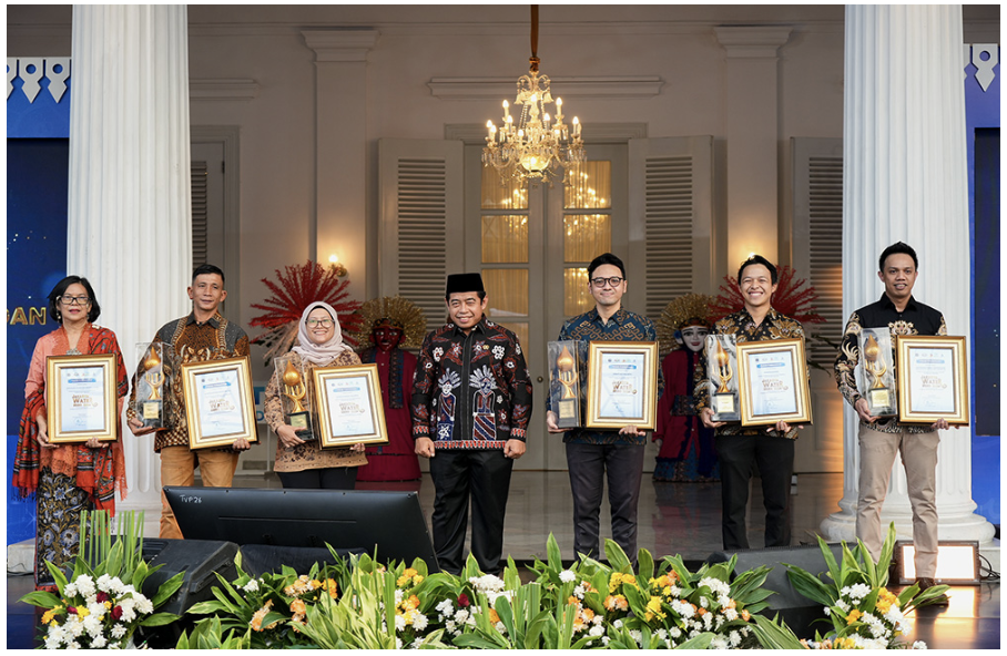 DPRD DKI Jakarta menghadiri kegiatan Jakarta Water Hero sebagai bentuk dukungan terhadap upaya pengurangan eksploitasi air tanah. Kegiatan itu juga demi meningkatkan kesadaran penggunaan air perpipaan di wilayah DKI Jakarta, di Pendopo Balaikota, Jumat (4/7). Pada kesempatan itu, Ketua DPRD DKI Jakarta Khoirudin didampingi Ketua Komisi B DPRD DKI Jakarta Nova Harivan Paloh dan Ketua Komisi C DPRD DKI Jakarta Dimaz Raditya. Khoirudin juga memberikan penghargaan kepada para komunitas penggiat lingkungan. Ketua Komisi C DPRD DKI Jakarta Dimaz Raditya mengapresiasi penghargaan tersebut. Terutama apresiasi terhadap komunitas yang berkontribusi dalam menjaga kelestarian lingkungan. Khususnya dalam hal pelestarian air bersih dan pengelolaan air limbah. Pemberian penghargaan itu sebagai bagian dari Program Jakarta Water Hero 2025. Tujuannya mendorong budaya hemat air, tidak menggunakan air tanah, dan meningkatkan kesadaran keberlanjutan sumber daya air di Jakarta. Ketua Komisi C DPRD DKI Jakarta Dimaz Raditya. (dok.DDJP) “Alhamdulillah, kita apresiasi PAM Jaya yang konsisten mengenai permasalahan air,” ujar Dimaz, di Pendopo Balaikota, Jumat (4/7).. Ia mengatakan, pemberian penghargaan itu diperuntukan tokoh-tokoh yang membantu komitmen PAM Jaya untuk 100 persen layanan air di Jakarta,” kata dia. Untuk itu, Dimaz mengajak seluruh masyarakat Jakarta berperan aktif mendukung program PAM Jaya. Caranya dengan memasang jaringan air bersih. Khususnya warga di wilayah yang sudah terjangkau PAM Jaya. Dengan demikian, warga mendapatkan pelayanan air bersih yang lebih baik dan terjamin. Sebab, penggunaan air tanah berlebihan dapat menyebabkan penurunan muka tanah di Jakarta. “Karena kalau kita selalu memakai air tanah tentunya ke depan Jakarta selalu abrasi,” kata Dimaz. DPRD dan Pemprov DKI juga akan terus mendukung PAM Jaya meningkatkan layanan air bersih bagi warga Jakarta. Dukungan itu mencakup berbagai aspek. Mulai dari pengawalan program, pembangunan infrastruktur, dan inovasi penyediaan air bersih. “Tentunya kami sebagai mitra akan mendukung. Apalagi air sebagai kebutuhan pokok manusia,” tegas Dimaz. Sementara itu, Gubernur DKI Jakarta Pramono Anung mendorong PAM Jaya melakukan Initial Public Offering (IPO) atau penawaran umum perdana saham. Hal itu bertujuan meningkatkan pengawasan dan menambah pemasukan bagi PAM Jaya. Dimaz meyakini, program PAM Jaya itu merupakan itikad, upaya menjaga semangat penggunaan air bersih di Jakarta. “Ini menjadi modal semangat kita semua,” tambah dia. Direktur Utama PAM Jaya Arief Nasrudin menjelaskan, kini layanan air bersih perpipaan telah mencapai 73 persen. PAM Jaya menargetkan layanan air bersih mencapai 78 persen pada tahun 2025. “Yang terpenting, sesuai dengan mandat dan juga instruksi (Gubernur Pramono),” tukas Arief. (yla/df)