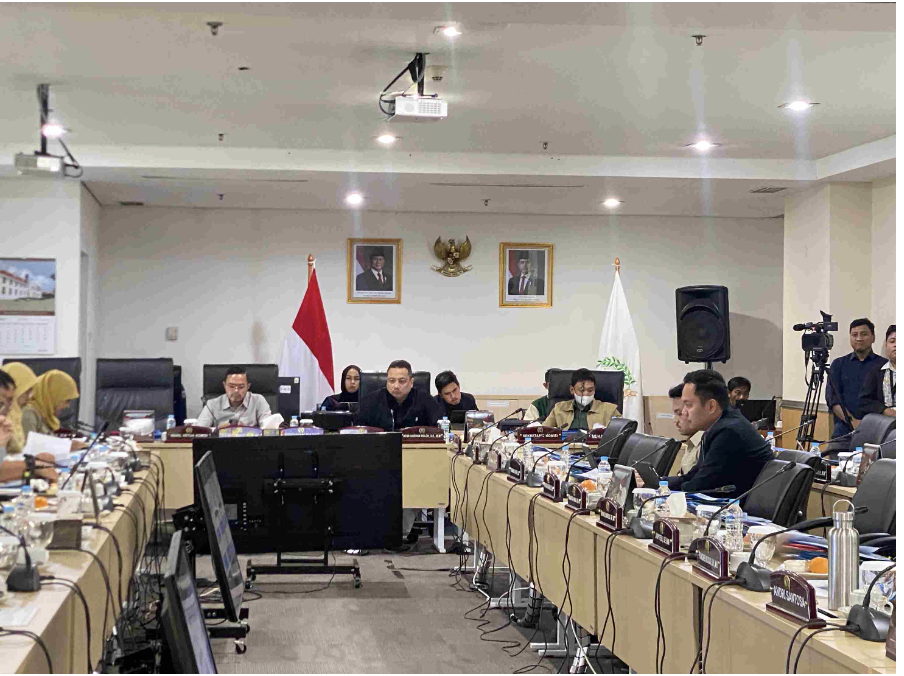 Komisi B DPRD DKI Jakarta bersama 22 Badan Usaha Milik Daerah (BUMD) menggelar rapat kerja di Gedung DPRD DKI Jakarta, Jalan Kebon Sirih Nomor 18, Jakarta Pusat, Senin (7/7). Rapat digelar dalam rangka membahas Rancangan Perubahan Kebijakan Umum APBD serta Rancangan Perubahan Prioritas dan Plafon Anggaran Sementara (KUA-PPAS) APBD Tahun Anggaran 2025. Pembahasan digelar sesuai Surat Undangan Nomor 568/UD.00.00 yang ditandatangani Ketua DPRD DKI Jakarta Khoirudin pada 30 Juni 2025. Rapat dipimpin Ketua Komisi B Nova Harivan Paloh. Didampingi Wakil Ketua Komisi B Wahyu Dewanto dan Sekretaris Komisi B Muhammad Lefy. Hadir juga sejumlah anggota Komisi B. Di antaranya, Wa Ode Herlina, Francine Eustacia, Muhammad Al Fatih, Nurhasan, dan Ahmad Moetaba, Nur Afni Sajim, Ryan Kurnia Ar Rahman. “Kita sudah ada gambaran secara umum di Banggar apa yang jadi prioritas di perubahan. Nanti akan kita bahas,” ujar Nova. Sedangkan delegasi dari eksekutif dipimpin Asisten Perekonomian dan Keuangan Setda DKI Jakarta Suharini Eliawati, serta Sekretaris Badan Pembina BUMD Fitria Rahadiani. Sebanyak 22 BUMD hadir dalam pertemuan itu. Yakni, Perumda Pembangunan Sarana Jaya, Perumda Air Minum Jaya, Perumda Pasar Jaya, Perumda Dharma Jaya, Perumda Paljaya, PT.MRT Jakarta, PT.Jakarta Propertindo, PT.Jakarta Tourisindo, PT.Food Station Tjipinang Jaya, dan PT.Transportasi Jakarta. Kemudian PT. Bank DKI, PT. Pembangunan Jaya Ancol Tbk, PT. Pembangunan Jaya, PT. Kawasan Berikat Nusantara, PT .Asuransi Bangun Askrida Jakarta, PT. JIEP (Persero), PT. Jamkrida Jakarta, PT. JiExpo, PT. Graha Sahari Suryajaya, PT. Pakuan, PT. Delta Jakarta, dan PT. Cemani Toka. (gie/df)