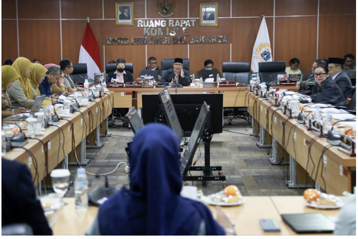 Komisi E DPRD DKI Jakarta menyoroti fasilitas kesehatan di DKI Jakarta yang dinilai masih belum merata. Kondisi demikian menyebabkan masyarakat kesulitan akses pelayanan kesehatan. Hal itu disampaikan oleh Wakil Ketua Komisi E DPRD DKI Jakarta Agustina Hermanto dalam pembahasan dan pendalaman terhadap Rancangan Peraturan Daerah (Ranperda) tentang Perubahan APBD Provinsi DKI Jakarta Tahun 2025, Selasa (22/7). Karena itu, Agustina mendorong Dinas Kesehatan DKI Jakarta memenuhi kebutuhan pelayanan kesehatan. Khususnya di 15 kelurahan yang belum punya Pusat Kesehatan Masyarakat (Puskesmas) Pembantu. Tentu hal itu agar pemerataan fasilitas kesehatan cepat terwujud. Wakil Ketua Komisi E DPRD DKI Jakarta Agustina Hermanto. (DDJP/apn) Di antaranya yaitu, Kelurahan Duri Selatan, Jembatan Lima, Karanganyar, Karet Semanggi, Tangki, Gambir, Gunung Sahari Selatan, Cikini, Senen, Gondangdia, Kebon Kacang, Kemayoran, Cipedak, dan Kebayoran Lama Selatan. “Mudah-mudahan tahun ini selesai, dan tadi sudah disampaikan 2026,” ujar Agustina di Gedung DPRD DKI Jakarta. Berdasarkan Perubahan APBD Tahun Anggaran 2025, pada Belanja Operasi secara keseluruhan telah ditetapkan Rp10,4 triliun naik dari sebelumnya sebesar Rp9,8 triliun. Sehingga terjadi kenaikan sebesar Rp542 miliar. “Tadi saya sayangkan sebenarnya, ada beberapa penambahan anggaran. Tapi yang kita suarakan (Puskesmas) terus-menerus itu ada juga yang belum dilaksanakan,” tandas Agustina. Dengan begitu, harap Agustina, pelayanan kesehatan masyarakat terwujud secara merata. “Jadi tidak minjem kanan-kiri, tidak pindah-pindah,” imbuh dia. Sementara itu, Kepala Dinas Kesehatan DKI Jakarta Ani Ruspitawati menyampaikan dari 267 kelurahan di DKI Jakarta terdapat 15 kelurahan yang belum memiliki puskesmas pembantu. Dua kelurahan di antaranya sedang tahap pembangunan. Yakni Kelurahan Cipedak dan Gelodok. Kepala Dinas Kesehatan DKI Jakarta Ani Ruspitawati (tengah). (DDJP/apn) Pastinya, sambung Ani, Puskesmas pembantu yang belum terbangun karena menunggu kepastian lahan. “Ada yang menunggu proses pengalihan lahan, ada yang belum dapat lahan,” jelas Ani. Meski ada kelurahan yang belum memiliki puskesmas pembantu, Ani memastikan akses masyarakat untuk pelayanan kesehatan dapat terpenuhi secara optimal. Tentunya dengan menjangkau lokasi Puskesmas pembantu di kelurahan lainnya yang tidak terlalu jauh. “Kita dorong ke puskesmas yang terdekat. Karena pada dasarnya di DKI Jakarta itu basenya setiap kelurahan ada,” pungkas Ani. (apn/df)