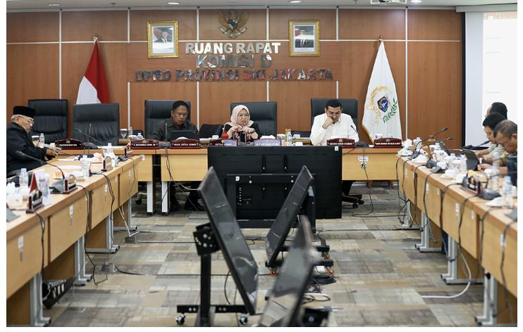 Komisi D DPRD DKI Jakarta mendukung upaya Dinas Sumber Daya Air DKI Jakarta untuk menormalisasi Kali Ciliwung. Program itu dilakukan untuk pengendalian banjir di Jakarta. Hal itu diungkapkan Ketua Komisi D DPRD DKI Jakarta Yuke Yurike dalam rapat pembahasan dan pendalaman terhadap Ranperda tentang Perubahan APBD DKI Jakarta 2025. Dalam kesempatan itu, Dinas Sumber Daya Air (SDA) DKI Jakarta mengusulkan penambahan anggaran sebesar Rp158,6 miliar untuk pengadaan tanah kali atau sungai. Pada penetapan APBD 2025, pengadaan tanah kali atau sungai sebesar Rp98,7 miliar. Bila usulan Dinas SDA terkabulkan maka anggaran tersebut menjadi Rp257,3 miliar. “Penganggaran untuk normalisasi Kali Ciliwung sesuai dengan PSN dan arahan pak gubernur,” ujar Yuke di Gedung DPRD DKI Jakarta, Selasa (22/7). Normalisasi Kali Ciliwung, lanjut politisi PDI Perjuangan itu, paling krusial. Harapannya dapat mengurangi risiko banjir di Jakarta hingga 30 persen. “Tuntas (normalisasi) Ciliwung, mungkin ini mengurangi kurang lebih 20 persen sampai 30 persen,” ungkap Yuke. Pada kesempatan yang sama, Kepala Dinas Sumber Daya Air Jakarta Ika Agustin mengatakan, pembebasan lahan menjadi salah satu tahapan penting dalam proses normalisasi. Target pembebasan lahan sepanjang 16,5 kilometer akan selesai pada 2027. Paling lambat 2028. “Kita mengejar normalisasi Kali Ciliwung,” tandas Ika. Di 2025, Dinas Sumber Daya Air akan menuntaskan pengadaan tanah kali atau sungai di Pengadegan, Cililitan, dan Cawang. Kini, gubernur DKI Jakarta sudah menandatangani empat penetapan lokasi (Penlok). Meliputi Rawajati, Pengadegan, Cawang, dan Cililitan. “Di APBDP 2025, kami akan menyelesaikan pembebasan lahan di wilayah Pengadegan. Satu kelurahan itu selesai semua. Sebagian Cililitan dan sebagian di Cawang,” ungkap Ika. (yla/df)