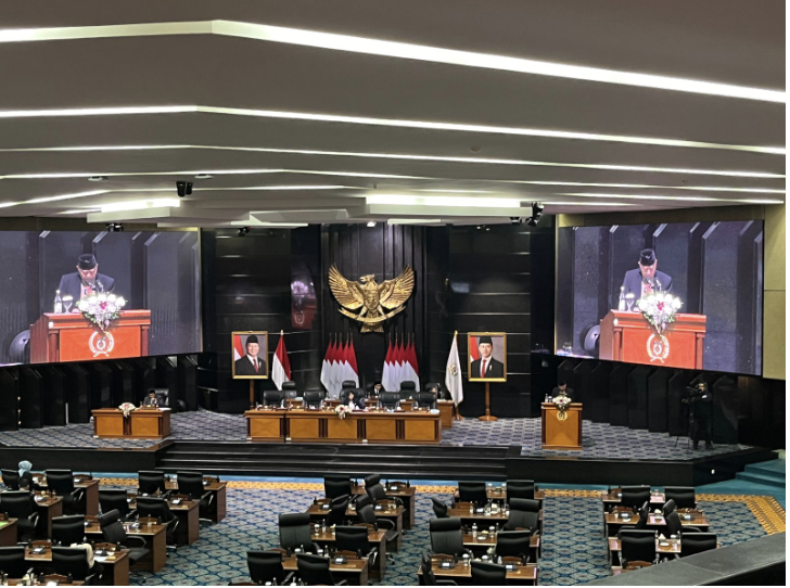 Fraksi PAN DPRD DKI Jakarta menyoroti kinerja Pemerintah Provinsi (Pemprov) DKI Jakarta dalam transformasi ekonomi hijau dan digitalisasi masih jalan di tempat. Demikian disampaikan Anggota Fraksi PAN DPRD DKI Jakarta Bambang Kusumanto dalam Rapat Paripurna Penyampaian Pandangan Umum Fraksi-Fraksi terhadap Perubahan APBD 2025, Senin (21/7). Dalam pidato Wakil Gubernur DKI Jakarta Rano Karno sebelumnya menyebutkan, transformasi digital dan pengembangan ekonomi hijau menjadi prioritas dalam kebijakan pembangunan. Hal itu dapat sambutan Fraksi PAN. Mengingat, DKI Jakarta membutuhkan pendekatan pembangunan yang berkelanjutan dan teknologi inklusif. “Dalam praktiknya, transformasi digital sering kali hanya menyentuh lapisan atas birokrasi dan belum menjangkau layanan publik secara holistik,” ujar Bambang di Gedung DPRD DKI Jakarta. Fraksi PAN meminta Pemprov DKI Jakarta menyiapkan strategi konkret merealisasikan program tersebut. Khususnya, digitalisasi BUMD yang berdampak langsung terhadap efesiensi, transparansi, dan pelayanan publik. “Apakah ada roadmap atau blueprint yang terukur untuk implementasi ekonomi hijau. Misalnya program konversi kendaraan dinas ke listrik, pengelolaan limbah, serta insentif bagi pelaku usaha ramah lingkungan?” tandas Bambang. (apn/df)