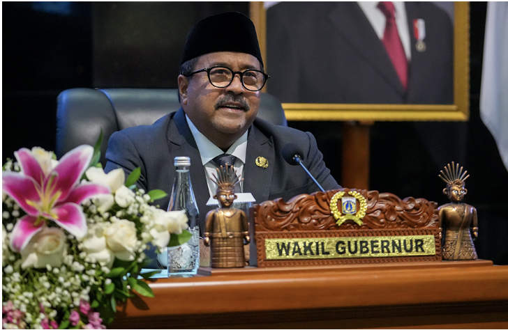 Wakil Gubernur DKI Jakarta Rano Karno menyampaikan jawaban atas pemandangan umum fraksi-fraksi terhadap Rancangan Peraturan Daerah (Ranperda) tentang Perubahan Anggaran Pendapatan dan Belanja Daerah (APBD) 2025. Rano Karno menjawab pandangan umum dari Fraksi PDI-Perjuangan, Fraksi Partai Gerindra, Fraksi Partai Golkar, dan Fraksi Partai Demokrat-Perindo terkait Program Sekolah Swasta Gratis. Ia mengatakan, Pemprov DKI Jakarta sedang menyusun regulasi untuk menjadikan dasar pelaksanaan program tersebut. Pada 2025, ada 40 sekolah swasta yang tersebar di semua wilayah kota pilot project. “Pelaksanaannya akan dievaluasi. Sehingga pada tahun berikutnya diharapkan semakin banyak jumlah sekolah swasta yang mengikuti Program Sekolah Swasta Gratis,” ujar Rano, Senin (21/7). Selanjutnya, wakil gubernur juga menjawab pandangan umum Fraksi Partai Gerindra terkait pengawasan terhadap kenaikan dana operasional RT, RW dan Dasawisma. Dalam persoalan itu, ungkap Rano, Pemprov DKI sependapat agar tak ada kader yang merangkap tugas. Dengan demikian, program bisa berjalan optimal. “Eksekutif sependapat untuk dilakukan pengawasan dengan melakukan mitigasi terhadap risiko tersebut, melalui sistem informasi berbasis IT berupa aplikasi pengelolaan dan pendataan petugas Dasawisma, kader Jumantik, kader Posyandu, dan kader lainnya, dengan menggunakan NIK sebagai dasar identifikasi unik perseorangan dalam penerimaan kader,” tuturRano. Jawaban eksekutif juga disampaikan Rano menjawab Fraksi PKS, Fraksi Partai Gerindra, Fraksi Partai Golkar dan Fraksi Partai Demokrat-Perindo terkait penanganan kemacetan dan pengelolaan transportasi public. Rano menegaskan, Pemprov DKI akan mengajak masyarakat beralih dari kendaraan pribadi ke transportasi umum melalui berbagai media. “Seperti media sosial, Program Rabu Angkutan Umum bagi seluruh pegawai Pemprov DKI Jakarta, sosialisasi langsung ke sekolah-sekolah di Jakarta, serta kerja sama dengan stasiun radio,” ucap Rano. Ia juga menyampaikan, Pemprov DKI akan terus mengembangkan kawasan Transit Oriented Development (TOD), penyediaan sarana transportasi umum massal, mendorong pemanfaatan park and ride, dan memberikan subsidi transportasi. “Ini sebagai upaya penyediaan angkutan umum massal guna mencapai kenaikan jumlah penumpang serta presentase perjalanan di DKI Jakarta yang menggunakan angkutan umum,” kata Rano. Jawaban juga diungkapkan Rano atas pandangan umum dari Fraksi PKS, Fraksi Partai NasDem dan Fraksi Partai Demokrat-Perindo terkait optimalisasi penyelenggaraan Job Fair untuk mengurangi tingkat pengangguran. Pemprov DKI, kata dia, akan berinovasi melakukan pengembangan teknis terhadap aplikasi pendukung pencaharian kerja. “Sistem digital yang andal dan mudah diakses dapat mempertemukan pencari kerja dan pemberi kerja secara efisien,” tegas Rano. Menjawab Fraksi PKS, Fraksi Partai Gerindra, Fraksi Partai NasDem, Fraksi Partai Demokrat-Perindo dan Fraksi PSI terkait pendistribusian pangan murah bersibsidi, Pemprov DKI telah membuat aplikasi pendaftaran online pangan bersubsidi yang terintegrasi dengan sistem whitelist PT. Bank Jakarta dan berbasis NIK. “Hanya penerima manfaat terdaftar yang dapat membeli pangan bersubsidi. Jika mengalami kesulitan melakukan pendaftaran online, akan difasilitasi di lokasi penjualan lingkup Perumda Pasar Jaya terdekat atau RPTRA yang terjadwal,” ungkap Rano. Menjawab Fraksi PKS, Fraksi PDI-Perjuangan, Fraksi PKB dan Fraksi Partai Demokrat-Perindo terkait penanggulangan banjir, Pemprov akan meningkatkan kapasitas sungai melalui pengadaan tanah sesuai dengan ketentuan dan perundang-undangan yang berlaku. “Juga berkoordinasi intensif dengan pemerintah pusat terkait penentuan segmen sungai yang akan dinormalisasi, serta pengurasan dan pengerukan sedimen pada saluran drainase,” jelas Rano. Terakhir, menjawab Fraksi Partai Golkar dan Fraksi Partai Demokrat-Perindo terkait penyediaan hunian layak, Pemprov akan mendorong pembangunan Hunian Milik Terjangkau yakni Rusunami melalui kolaborasi dengan pihak swasta, BUMD ataupun BUMN terutama di kawasan pusat kota dengan konsep mixed used development. “Untuk menghadirkan hunian vertikal yang efisien dan berdaya guna secara sosial-ekonomi,” pungkas Rano. (gie/df)