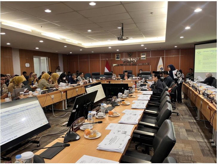 Komisi E menggelar rapat bersama eksekutif dalam rangka pembahasan dan pendalaman terhadap Rancangan Peraturan Daerah (Ranperda) tentang Perubahan APBD Provinsi DKI Jakarta Tahun 2025 di Gedung DPRD DKI Jakarta, Selasa (22/7). Rapat dipimpin oleh Ketua Komisi E DPRD Provinsi DKI Jakarta Muhammad Thamrin. Dia meminta kepada seluruh peserta yang hadir agar tertib dan teratur mengikuti jalannya rapat. “Bismillahirahmmanirrahim, Rapat Komisi E terkait pembahasan dan pendalaman Perubahan APBD Tahun 2025, saya buka dan terbuka untuk umum,” ujar Thamrin. Anggota Komisi E hadir di antaranya, Chicha Koeswoyo, Muhammad Subki, Ramly Hi Muhammad, dan Jhonny Simanjuntak. Sementara dari eksekutif yang hadir dipimpin Asisten Kesejahteraan Rakyat Sekretaris Daerah Provinsi DKI Jakarta Ali Maulana Hakim didampingi oleh Kepala Dinas Kesehatan, Kepala Dinas Kesehatan (Dinkes) DKI Jakarta Ani Ruspitawati . Selanjutnya, Biro Kesos Setda Provinsi DKI Jakarta dan Dinas Pemberdayaan, Perlindungan Anak dan Pengendalian Penduduk Provinsi DKI Jakarta. Kegiatan tersebut dapat terlaksana mengacu Surat Nomor 635/UD.00.00 yang ditandatangani Ketua DPRD DKI Jakarta Khoirudin. (apn/df)