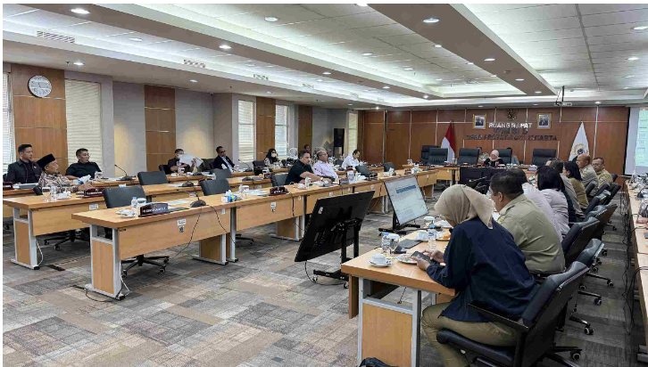 Komisi D DPRD DKI Jakarta menggelar rapat kerja bersama eksekutif di Gedung DPRD DKI Jakarta, Selasa (22/7). Rapat dipimpin Ketua Komisi D DPRD DKI Jakarta Yuke Yurike didampingi Wakil Ketua Komisi D DPRD DKI Jakarta Muhammad Idris. Hadir para anggota Komisi D DPRD DKI Jakarta. Yakni, Abdurrahman Suhaimi, Nabilah Aboe Bakar Alhabsyi, Pantas Nainggolan, Ali Lubis, Jamilah Abdul Gani, Matnoor Tindoan, Sardy Wahab Sadri, Alwi Moehamad Ali, Neneng Hasanah, Bun Joi Phiau dan Andika Wisnuadji Putra Soebroto. Dalam rapat tersebut, pimpinan dan anggota Komisi D DPRD DKI Jakarta mendalami Ranperda tentang Perubahan APBD DKI Jakarta 2025. Kehadiran eksekutif dipimpin Asisten Pembangunan dan Lingkungan Hidup Sekda DKI Jakarta Afan Adriansyah Idris. Nampak hadir Kepala Biro Pembangunan dan Lingkungan Hidup DKI Jakarta Iwan Kurniawan dan Kepala Dinas Perumahan Rakyat dan Kawasan Permukiman (DPRKP) DKI Jakarta Kelik Indriyanto beserta jajaran. Kegiatan itu mengacu pada Surat Undangan Rapat Nomor 622/UD.00.00 yang ditandatangani Ketua DPRD DKI Jakarta Khoirudin. (yla/df)