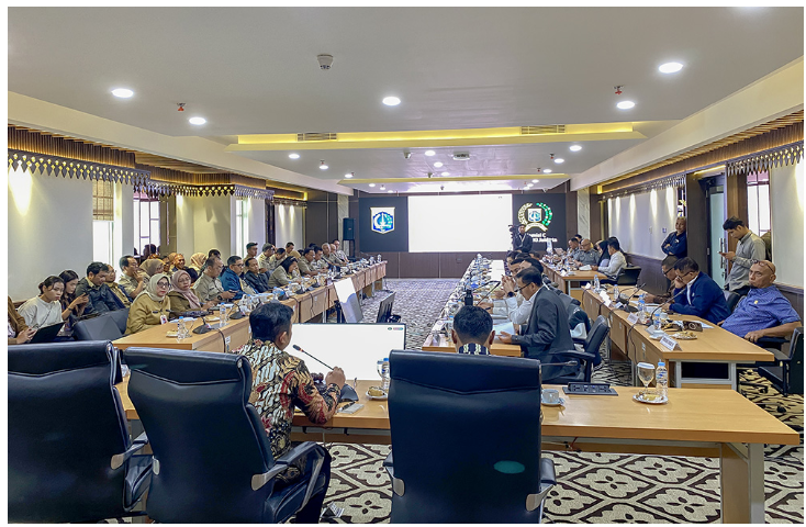 Panitia Khusus (Pansus) Badan Milik Daerah (BMD) DPRD DKI Jakarta menilai, jumlah staf pegawai non-ASN di Unit Pengelola Jakarta Asset Management Centre (UP JAMC) Badan Pengelolaan Aset Daerah (BPAD) melebihi kapasitas. Akibatnya, kinerja tidak maksimal dalam mengelola aset milik Pemprov DKI Jakarta. Demikian diungkapkan Wakil Ketua Pansus BMD Tri Waluyo usai rapat bersama eksekutif dalam rangka pembahasan pengadaan dan penerimaan BMD di Gedung DPRD DKI Jakarta, Senin (28/7). “Kalau bisa diminimalisir lagi, dirampingkan kembali, pilih orang-orang yang berkompetensi,” ujar Tri. Seharusnya, sambung dia, UP JAMC dapat mengoptimalkan Pendapatan Asli Daerah (PAD) melalui aset-aset milik Pemprov DKI Jakarta. Wakil Ketua Pansus BMD DPRD DKI Jakarta Tri Waluyo. (dok.DDJP) Dengan begitu, mampu membangun DKI Jakarta sebagai kota global lewat pemanfaatan aset. Karena itu, Pansus BMD tengah berusaha memperkuat regulasi pemanfaatan aset. “Agar teman-teman eksekutif tidak kesulitan untuk mendapatkan haknya Pemprov DKI Jakarta,” pungkas Tri. (apn/df)