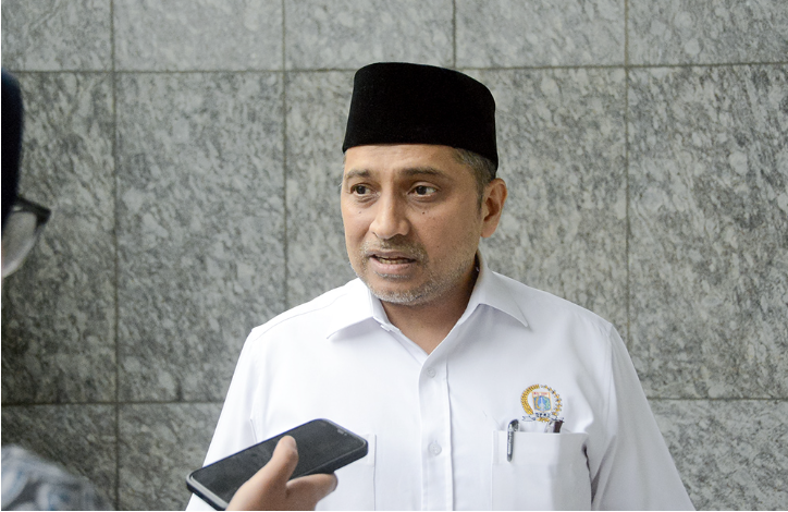 Badan Pembentukan Peraturan Daerah (Bapemperda) DPRD Provinsi DKI Jakarta menyambut baik usulan Badan Kesatuan Bangsa dan Politik (Kesbangpol) Provinsi DKI Jakarta mengenai percepatan pengesahan Ranperda tentang Pencegahan Pemberantasan Penyalahgunaan dan Peredaran Gelap Narkotika (P4GN). Ketua Bapemperda DPRD Provinsi DKI Jakarta Abdul Aziz memastikan usulan tersebut akan ditindaklanjuti untuk dibahas dalam penyususunan Propemperda Tahun 2026. Mengingat Ranperda tersebut tidak masuk dalam Propemperda 2025. “Nah ini bagus sekali ya. Kami juga berharap ini bisa segera diproses karena memang Jakarta ini sedang darurat Narkotika,” ujar Aziz di Gedung DPRD DKI Jakarta, Senin (28/7). Menurut Aziz, marak peredaran Narkoba di Jakarta yang tak terdeteksi. Bahkan menyulitkan pengawasan dari aparat kepolisian. Dengan adanya regulasi tersebut, Satuan Polisi Pamong Praja (Satpol PP) juga dapat membantu aparat kepolisian memberantas peredaran Narkoba. “Sehingga penyebarannya bisa kita deteksi, kita awasi, dan juga kita cegah peredarannya. Terutama untuk anak-anak muda, generasi muda kita ke depan,” tegas Aziz. Aziz berharap, Pemerintah Provinsi (Pemprov) DKI Jakarta segera menyiapkan Naskah Akademis terkait usulan Ranperda P4GN. Ke depan, regulasi itu menjadi payung hukum bagi Pemprov DKI dalam pemberantasan Narkoba. “Segera diajukan ke kami, dan kami komitmen akan segera menyegerakan pembahasan ini agar bisa segera diimplementasikan di DKI Jakarta,” pungkas dia. (apn/df)