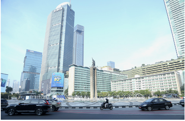 Jumlah penduduk miskin tersebar di berbagai wilayah Indonesia. Berdasarkan daerah tempat tinggal, jumlah penduduk miskin di perkotaan pada Maret 2025 meningkat 0,22 juta orang dibandingkan September 2024. Sedangkan di wilayah perdesaan turun 0,43 juta orang. Namun, DKI Jakarta tidak masuk dalam kategori 10 provinsi dengan jumlah penduduk miskin terbanyak. Tiga besar provinsi dengan penduduk miskin terbanyak adalah Jawa Timur 3.875.880 orang, Jawa Barat 3.654.740 orang dan Jawa Tengah 3.366.690 orang. Anggota Komisi C DPRD DKI Jakarta Hardiyanto Kenneth mengapresiasi pencapaian DKI Jakarta sebagai salah satu daerah yang tak masuk dalam daftar provinsi dengan tingkat kemiskinan tinggi. Menurut Kenneth, pencapaian itu patut dapat apresiasi. Jakarta berhasil menunjukkan bahwa dengan pengelolaan yang baik, kota besar pun bisa menurunkan angka kemiskinan secara signifikan. Anggota Komisi C DPRD DKI Jakarta Hardiyanto Kenneth. (dok.DDJP) Data Badan Pusat Statistik (BPS), ungkap Kenneth, mencatat jumlah penduduk miskin di Indonesia per Maret 2025 mencapai 23,85 juta orang atau 8,47 persen. Angka itu turun 1,37 juta orang dibandingkan periode yang sama tahun lalu. Kenneth menilai, keberhasilan tersebut merupakan buah dari kerja keras dan kebijakan yang tepat sasaran. Terutama dalam penanggulangan kemiskinan dan pemerataan pembangunan di ibukota. “Ini adalah bukti bahwa program-program pengentasan kemiskinan yang dijalankan selama ini berjalan efektif dan menyentuh masyarakat yang membutuhkan,” ujar dia, beberpa waktu lalu. Kenneth menambahkan, sejumlah program prioritas Pemprov DKI seperti bantuan sosial, subsidi pendidikan melalui Kartu Jakarta Pintar (KJP), Kartu Jakarta Mahasiswa Unggul (KJMU), dan layanan kesehatan melalui Kartu Jakarta Sehat (KJS), telah memberi dampak nyata bagi masyarakat berpenghasilan rendah. Akan tetapi, lanjut dia, capaian tersebut tidak boleh membuat semua pihak lengah. Sebab, masih banyak warga Jakarta yang hidup dalam kondisi rentan. Karena itu, DPRD DKI Jakarta akan terus mendorong agar strategi pengentasan kemiskinan bisa diperkuat secara berkelanjutan. “Kami akan terus mendorong agar program-program ini bisa diperluas dan ditingkatkan kualitas pelaksanaannya,” tegas Kenneth. Ia berharap agar sinergi antara eksekutif dan legislatif terus diperkuat demi menjaga tren positif. Menjadikan Jakarta sebagai kota yang semakin inklusif serta sejahtera bagi semua lapisan masyarakat. DPRD DKI Jakarta, tambah Kenneth, siap bekerja sama dan mengawal program-program yang benar-benar menyentuh masyarakat yang membutuhkan. “Jakarta harus terus menjadi kota yang ramah, adil, dan sejahtera untuk semua warganya,” tutur dia. Penduduk miskin adalah mereka yang memiliki rata-rata pengeluaran per kapita per bulan di bawah garis kemiskinan. Pada Maret 2025, garis kemiskinan tercatat sebesar Rp609.160 per kapita per bulan, naik 2,34 persen dibandingkan September 2024. BPS menggunakan konsep ‘basic needs approach’ atau kemampuan memenuhi kebutuhan dasar. Baik makanan maupun non-makanan. Data diperoleh dari Survei Sosial Ekonomi Nasional (Susenas) Februari 2025. (red)