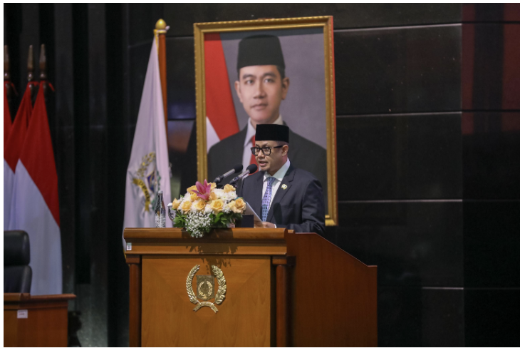 DPRD DKI Jakarta menyampaikan laporan hasil pelaksanaan masa reses ke-3 masa persidangan III tahun sidang 2024-2025 dalam rapat paripurna. Hasil reses itu disampaikan Anggota DPRD DKI Jakarta Dian Pratama di Gedung DPRD DKI Jakarta, Senin (4/8). Adapun hasil pelaksanaan masa reses ke-3 masa persidangan III tahun sidang 2024-2025 di antaranya terkait menciptakan keamanan, ketertiban umum, kenyamanan lingkungan, dan mencegah tindak kriminalitas. DPRD meminta Pemerintah Provinsi DKI Jakarta mengaktifkan kembali Sistem Keamanan Lingkungan (Siskamling). Melalui Siskamling, diharapkan dapat mencegah dan mengatasi tindak kejahatan dengan melibatkan warga, kepolisian, dan pemerintah. “Hal itu untuk mencegah aktivitas warga yang melampau batas seperti kenakalan remaja, mabuk-mabukan, tawuran, menyalakan musik keras saat malam hari, membuang sampah sembarang, dan tindakan negatif lainnya,” ujar Dian. Kemudian, mendorong Pemerintah Provinsi DKI Jakarta melalui Satuan Kerja Perangkat Daerah (SKPD) terkait untuk memperbanyak kegiatan job fair sebagai sarana memperluas akses terhadap informasi lowongan kerja. Tujuannya, meningkatkan kesejahteraan masyarakat melalui perluasan akses pelatihan dan pemberdayaan ekonomi di Jakarta. “Warga juga menginginkan adanya pelatihan profesi seperti pelatihan security atau keamanan, pelatihan digital marketing, pelatihan mengemudi, pengembangan UMKM, serta peningkatan keterampilan lainnya guna mendukung daya saing tenaga kerja lokal,” kata Dian. Selain itu, DPRD DKI Jakarta mendorong Dinas Bina Marga segera memperbaiki infrastruktur jalan secara menyeluruh. Meliputi perbaikan jalan berlubang, pengaspalan jalan rusak, hingga perbaikan jembatan. Hal itu untuk meningkatkan keselamatan dan kenyamanan pengguna jalan di Jakarta. “Dewan menekankan agar proses perbaikan jalan dilakukan pada malam hari guna meminimalkan potensi kemacetan dan menghindari gangguan terhadap aktivitas masyarakat di siang hari,” imbau Dian. Terakhir, DPRD DKI Jakarta mendorong Dinas Kesehatan meningkatkan Program Penanggulangan Stunting. Seperti penyediaan tambahan vitamin di Posyandu. Dengan begitu, mendukung pemenuhan gizi bagi ibu hamil, balita, dan lansia sebagai kelompok masyarakat yang rentan terhadap masalah kesehatan. “Dukungan berkelanjutan terhadap program ini diyakini mampu menjaga kualitas kesehatan warga dengan lebih baik,” tukas Dian. (yla/df)