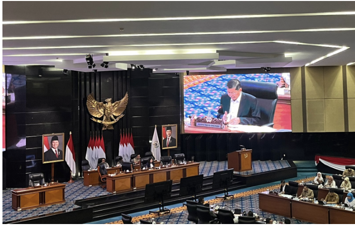 Badan Anggaran (Banggar) DPRD Provinsi DKI Jakarta bersama menggelar rapat bersama Tim Anggaran Pemerintah Daerah (TAPD) DKI Jakarta dalam rangka pembahasan Rancangan Kebijakan Umum APBD serta Prioritas dan Plafon Anggaran Sementara (KUA-PPAS) Tahun Anggaran 2026, Senin (4/8). Ketua TAPD DKI Jakarta Marullah Matali menjelaskan, postur rancangan APBD 2026 dalam KUA-PPAS mencapai Rp94,85 triliun. Usulan tersebut bertambah sebesar Rp2,98 triliun dari angka Perubahan APBD Tahun Anggaran 2025 sebesar 91,86 triliun. “Angka ini meningkat sekitar Rp2,98 triliun dibandingkan APBD Perubahan 2025 yang sebesar Rp91,86 triliun,” ujar Marullah. Rincian tersebut, lanjut Marullah, berdasarkan pendapatan daerah diproyeksikan sebesar Rp85,27 triliun. Sedangkan belanja daerah mencapai Rp87,29 triliun atau naik Rp1,31 triliun dari tahun Perubahan APBD Tahun 2025 sebesar Rp85,97 triliun. Pada sisi pembiayaan, penerimaan pembiayaan meningkat dari Rp7,40 triliun menjadi Rp9,57 triliun, bertambah sebesar Rp2,16 triliun. Sementara itu, pengeluaran pembiayaan juga mengalami kenaikan dari Rp5,88 triliun menjadi Rp7,55 triliun, atau naik Rp1,67 triliun. “Penerimaan pembiayaan direncanakan sebesar Rp9,57 triliun dan pengeluaran pembiayaan sebesar Rp7,55 triliun,” pungkas Marullah. (apn/df)