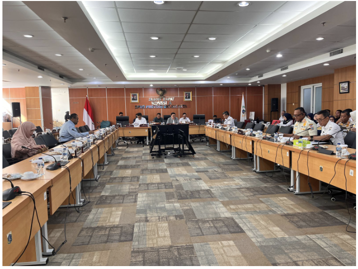 Komisi A DPRD Provinsi DKI Jakarta melanjutkan rapat bersama eksekutif dalam rangka pembahasan Rancangan Kebijakan Umum Anggaran dan Prioritas Plafon Anggaran Sementara (KUA-PPAS) APBD Tahun Anggaran 2026, Selasa (5/8). Rapat dipimpin Ketua Komisi A DPRD Provinsi DKI Jakarta Inggard Joshua didampingi oleh Sekretaris Komisi A DPRD Provinsi DKI Jakarta Mujiyono. “Dengan mengucapkan puji syukur rapat hari ini saya buka,” ujar Inggard di Gedung DPRD DKI Jakarta. Hadir Anggota Komisi A Bambang Kusumanto, Mohammad Ongen Sangaji, Heri Kustanto, Inad Luciawaty, dan Zahrina Nurbaiti. Sementara itu dari pihak eksekutif dipimpin Plh Asisten Pemerintahan Sekretaris DaerahDKI Jakarta Sigit Permana Yudha. Hadir pula dari Dinas Penanggulangan Kebakaran dan Penyelamatan (Gulkarmat) DKI Jakarta, dan Satuan Polisi Pamong Praja (Satpol PP) DKI Jakarta. Kemudian, Dinas Komunikasi, Informatika dan Statistik (Diskominfotik) DKI Jakarta, Dinas Pendudukan dan Pencatatan Sipil (Dukcapil) DKI Jakarta dan Badan Kepegawaian Daerah (BKD) DKI Jakarta. Kegiatan itu terlaksana mengacu pada Surat Nomor 666/UD.00.00 yang dittandatangani Ketua DPRD Provinsi DKI Jakarta Khoirudin. (apn/df)
