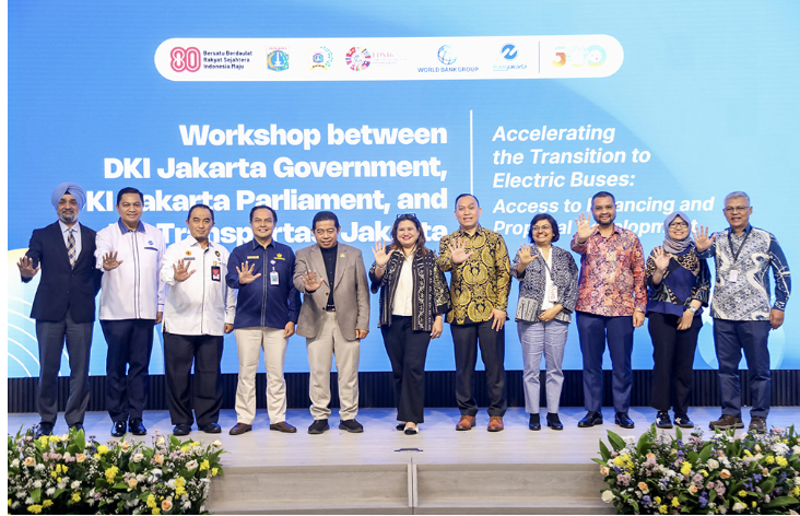 Ketua DPRD DKI Jakarta Khoirudin mendukung pemerintah mengurangi emisi karbon untuk meningkatkan kualitas udara. Termasuk transportasi berkelanjutan di perkotaan. Di antaranya dengan percepatan transisi bus konvensional milik PT. Transportasi Jakarta menjadi bus bertenaga listrik. Targetnya, terealisasi 50 persen di tahun 2027. Hal itu diungkapkan Khoirudin usai menghadiri workshop (lokakarya) bertema Mempercepat Transisi ke Bus Listrik yang membahas terkait akses pembiayaan dan pengembangan proposal bersama World Bank (Bank Dunia). “Dengan mengganti (bus) listrik akan mengurangi karbon tentunya. Pada hari ini didalami tawaran-tawaran dari World Bank,” ujar Khoirudin, Rabu (6/8). Ia mengatakan, berbagai macam pilihan alternatif terkait pembiayaan menjadi diskusi pada lokakarya. Selanjutnya dikaji oleh Badan Udaha Milik Negara (BUMD) Pemprov DKI dalam hal ini PT. Transportasi Jakarta. “Banyak lembaga keuangan yang bisa kita ajak diskusi. Ini maasih dalam taraf penjajakan, pembelajaran, menimbang-nimbang. Namun ini semua kewenangannya ada di eksekutif dan Gubernur,” kata Khoirudin. Menurut dia, sangat penting percepatan transisi bus konvensional menjadi bus listrik. Harapannya, tingkat polusi di Jakarta menurun. Hingga kini, dari 4.703 bus TransJakarta konvensional, baru sekitar 8,1 persen atau 380 bus yang bertenaga listrik. “Harapan saya Jakarta makin layak ditempati, dan dihuni karena ingin jadi kota global, tentu salah satu indikatornya adalah lingkungan. Ini tercermin dari bus listrik yang sangat signifikan pengaruhnya,” kata Khoirudin. “Saya berharap segera diputuskan oleh gubernur model pembiayaan yang mana yang akan diambil, dan segera eksekusi. Karena butuh waktu untuk bisa menyediakan ribuan bus,” tambah Khoirudin. Hanya saja, sambung dia, penandatanganan nota kesepakatan (MoU) harus mencantumkan perjanjian terkait pengolahan limbah baterai. “Satu hal yang saya kritisi, jangan sampai MoU-nya tidak menyertakan baterainya. Karena residu baterai akan menjadi masalah lingkungan tersendiri,” tutur Khoirudin. Limbah baterai, kata dia, lebih berbahaya dari gas karbon yang dibuang ke udara. “Ini harus menjadi tanggung jawab pabrikan untuk mengembalikan baterai sisa pakai ini untuk diolah kembali. Saya optimis bisa diselesaikan karena kita ingin menjadikan Jakarta bukan hanya bagus udaranya tapi juga kesehatan warganya,” tukas Khoirudin. (gie/df)