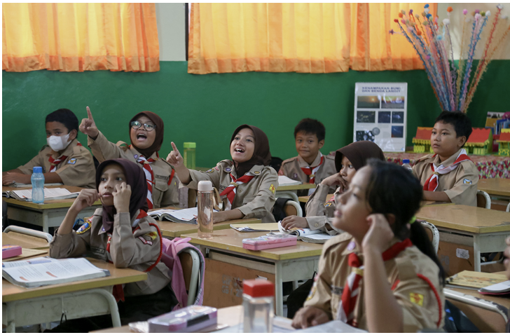 Komisi E DPRD DKI Jakarta mendorong Dinas Pendidikan DKI Jakarta mendata realisasi program sekolah gratis di Jakarta. Hal itu dikatakan Wakil Ketua Komisi E DPRD DKI Jakarta Agustina Hermanto dalam rapat kerja bersama eksekutif di gedung DPRD DKI Jakarta, Rabu (6/8). Agustina mengatakan, Komisi E DPRD DKI Jakarta membutuhkan data terkait 40 sekolah swasta pada tahun ajaran 2025/2026 yang masuk dalam Program Sekolah Gratis . Sehingga bisa mengukur progres realisasi program tersebut. Dengan melihat data dimaksud, rencana Dinas Pendidikan DKI Jakarta untuk menambah 217 sekolah swasta gratis pada Rancangan Kebijakan Umum APBD serta Rancangan Prioritas dan Plafon Anggaran Sementara APBD Provinsi DKI Jakarta Tahun Anggaran 2026 dapat terealisasi. “Dari 40 apa semuanya sudah jalan? karena kemarin masih ada infonya mengundurkan diri, tidak sanggup dan sebagainya,” ujar dia pada Pembahasan Rancangan Kebijakan Umum APBD serta Rancangan Prioritas dan Plafon Anggaran Sementara APBD Provinsi DKI Jakarta Tahun Anggaran 2026. Wakil Ketua Komisi E DPRD DKI Jakarta Agustina Hermanto. (dok.DDJP) Sementara itu, Anggota Komisi E DPRD DKI Jakarta Ramly HI Muhamad mengusulkan sebanyak 280 sekolah swasta masuk dalam Program Sekolah Gratis pada 2026. Tujuannya agar satu kelurahan mencakup sebanyak empat sekolah swasta gratis. Sehingga dapat memberikan akses pendidikan gratis bagi siswa dari keluarga kurang mampu dan mereka yang tidak tertampung di sekolah negeri. Terutama di wilayah yang tidak memiliki sekolah negeri. Anggota Komisi E DPRD DKI Jakarta Ramly HI Muhamad. (dok.DDJP) “Saya ingin supaya bukan 257 tapi 280 sehingga kelurahan dapet empat jadi kalau dapet empat artinya setiap kelurahan ada sekolah,” kata Ramly. Pada kesempatan yang sama, Anggota Komisi E DPRD DKI Jakarta Jhonny Simanjuntak menilai, semakin banyak sekolah swasta yang terdaftar dalam Program Sekolah Gratis. Program itu sebagai upaya Pemerintah Provinsi DKI Jakarta mengurangi kesenjangan akses pendidikan. Sekaligus memberikan kesempatan pendidikan yang lebih luas bagi masyarakat. Anggota Komisi E DPRD DKI Jakarta Jhonny Simanjuntak. (dok.DDJP) Dengan demikian, membuka peluang pendidikan bagi anak-anak dari keluarga kurang mampu. Mata rantai kemiskinan dapat diputus. “Seandainya sekolah gratis itu akan lebih banyak kita persiapkan maka peluang anak-anak orang miskin itu untuk mencapai mobilitas vertikal yang lebih hebat akan lebih besar,” kata Jhonny. Sementara itu, Kepala Dinas Pendidikan DKI Jakarta Nahdiana mengatakan Dinas Pendidikan DKI Jakarta mengusulkan penambahan anggaran pada Rancangan Kebijakan Umum APBD serta Rancangan Prioritas dan Plafon Anggaran Sementara APBD Provinsi DKI Jakarta Tahun Anggaran 2026 sebesar Rp.539,2 miliar untuk menambah 217 sekolah swasta dalam program sekolah gratis pada tahun 2026. Dengan demikian total jumlah sekolah swasta yang terdaftar pada tahun 2025 sebanyak 40 sekolah menjadi 257 sekolah pada tahun 2026. “Kita melakukan penambahan 217 sekolah swasta yang direncanakan nanti secara perencanaan daftarnya,” kata dia. Dinas Pendidikan DKI Jakarta berkomitmen akan memastikan sekolah swasta yang berpartisipasi tetap mampu menjaga dan bahkan meningkatkan kualitas pendidikan mereka. “Jangan sampai kita sudah berikan anggaran tetapi kualitasnya tidak naik sehingga pelayanan pendidikan di Jakarta jadi tidak setara,” kata Nahdiana. (yla).