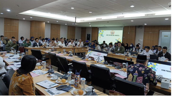Komisi E DPRD DKI Jakarta mendorong Dinas Pemuda dan Olahraga DKI Jakarta memperbanyak pembinaan olahraga untuk generasi muda. Anggota Komisi E DPRD DKI Jakarta M. Subki mengatakan, pembinaan olahraga bertujuan menciptakan partisipasi aktif dan prestasi olahraga yang berkelanjutan. Selain itu, dapat dimanfaatkan oleh Dinas Pemuda dan Olahraga DKI Jakarta sebagai ajang untuk mencari bibit atlet berprestasi. Dengan mencakup pembinaan prestasi, pelatihan, dan seleksi atlet yang melibatkan berbagai pihak seperti pelatih olahraga. Anggota Komisi E DPRD DKI Jakarta M. Subki. (dok.DDJP) “Pembinaan berkala dan berkesinambungan untuk warga dan anak-anak Jakarta secara lebih serius,” kata Subki di gedung DPRD DKI Jakarta, Rabu (6/8). Selain itu, Subki mendorong Dinas Pemuda dan Olahraga DKI Jakarta membangun lapangan olahraga di seluruh wilayah Jakarta. Pemenuhan kebutuhan warga akan fasilitas olahraga. Satu di antara aspirasi muncul dari warga RW 17 Kelurahan Penjaringan, khususnya di Muara Baru. “Beberapa wilayah mengajukan kepada kami sebagai Anggota Komisi E, mereka berharap di daerah mereka ada lapangan untuk berolahraga,” kata dia. Hal senada diungkapkan Anggota Komisi E DPRD DKI Jakarta Raden Gusti Arief Yulifard. Ia mendorong Dinas Pemuda dan Olahraga DKI Jakarta mengoptimalkan kegiatan kepemudaan yang berkelanjutan. Anggota Komisi E DPRD DKI Jakarta Raden Gusti Arief Yulifard. (dok.DDJP) Salah satunya kegiatan wirausaha muda pemula sebagai pemacu motivasi dan semangat kalangan pemuda untuk terus meningkatkan produktivitas melalui kegiatan kewirausahaan. Tujuannya, mengembangkan potensi pemuda, meningkatkan kualitas sumber daya manusia, serta membangun karakter generasi muda. “Wirausaha muda pemula, kita tidak tahu apa yang dihasilkan dan bentuk komitmen kita terhadap mereka keberlanjutannya seperti apa,” kata dia. (yla/df)