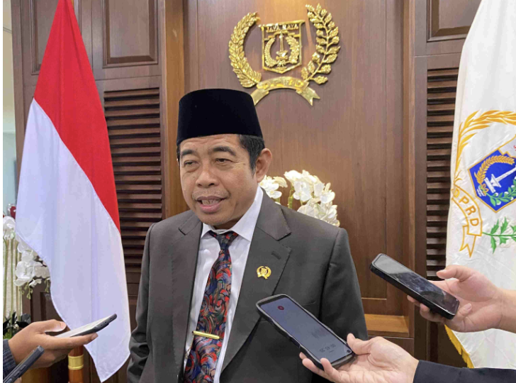 Ketua DPRD DKI Jakarta Khoirudin memastikan, program prioritas dalam Rancangan Kebijakan Umum Anggaran serta Prioritas dan Plafon Anggaran Sementara (KUA-PPAS) APBD Tahun 2026 menjangkau seluruh bidang. Mulai dari bidang pemerintahan, perekonomian, keuangan, pembangunan, hingga kesejahteraan rakyat. Hal itu diungkapkan Khoirudin usai menandatangani nota kesepahaman atau Memorandum of Understanding (MoU) Rancangan KUA-PPAS APBD Tahun 2026 di Gedung DPRD DKI Jakarta, Rabu (13/8). Dalam MoU itu, ditetapkan anggaran sebesar Rp95,3 triliun. “Kebijakan umum ini penting, kita akan memastikan bahwa setiap program di komisi on the track (sesuai rencana-Red),” ujar Khoirudin. Bidang pemerintahan, ia memastikan pengoptimalan anggaran Dinas Penanggulangan Kebakaran dan Penyelamatan (Gulkarmat). Program tertumpu pada upaya pencegahan dan penanganan kebakaran. “Dengan memberikan anggaran yang cukup kepada Gulkarmat, harapannya agar masyarakat bisa cepat tertolong, dan bisa mencegah terjadinya kebakaran,” tutur Khoirudin. Bidang perekonomian, memastikan anggaran subsidi transportasi tercukupi. Dengan demikian, meringankan beban biaya masyarakat pengguna transportasi umum. “Di komisi B, saya pastikan PSO (Public Service Obligation) cukup untuk bisa mendanai MRT, LRT, TJ baik bus besar, sedang, dan bus mini dalam bentuk Jaklingko,” ungkap Khoirudin. Bidang keuangan, DPRD DKI siap mengawal pendataan dan pemanfaatan aset tak terpakai (idle). Tujuannya, mendongkrak pendapatan asli daerah (PAD). “Kami juga berharap sumber pendapatan ini (aset) dimaksimalkan dengan dikerjasamakan,” tandas Khoirudin. Bidang pembangunan, ia memastikan prioritas anggaran penanganan banjir. Sehingga titik banjir di Jakarta bisa berkurang. “Misalnya PSN Kali Ciliwung yang sekarang sedang normalisasi, belum selesai, dan belum dibayarkan ganti untung tanahnya, itu sudah kami anggarkan. Ini untuk memastikan banjir semakin terkendali,” papar Khoirudin. Terakhir pada bidang kesejahteraan rakyat. Khoirudin memastikan anggaran bantuan sosial Kartu Jakarta Pintar (KJP) Plus, dan Kartu Jakarta Mahasiswa Unggul (KJMU) tercukupi dan tepat sasaran. “KJP plus, KJMU betul-betul sampai kepada yang berhak. Jumlahnya sesuai dengan aturan, dan penggunaannya juga sesuai dengan kebutuhan,” pungkas Khoirudin. (gie/df)