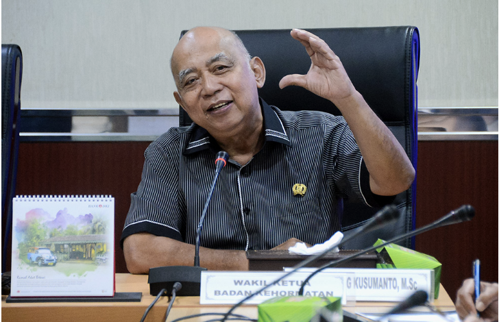 Anggota DPRD DKI Jakarta Bambang Kusumanto meminta Pemprov menyisir setiap pos anggaran yang berpotensi menyumbang beban belanja daerah terlalu besar. Namun, tidak berdampak langsung ke masyarakat. Hal itu diungkapkan karena terdapat potensi defisit Rancangan plafon APBD 2026 DKI Jakarta sebesar Rp2,2 triliun. Pemprov DKI diharapkan lebih cermat dan efisien dalam perencanaan anggaran. “Harus jeli TAPD (Tim Anggaran Pemerintah Daerah) menyisir atau menyerut masih banyak karena memang mungkin tidak efisien dan tidak memberikan manfaat besar langsung kepada masyarakat,” ujar Bambang, beberapa Waktu lalu. Ia mencontohkan, belanja daerah dana hibah instansi atau lembaga di luar pemerintah. Alokasi anggaran itu dinilai kurang bermanfaat langsung ke masyarakat. Efisiensi anggaran itu bisa mengurangi beban belanja pada 2026. “Contoh di komisi saya (Komisi A), ada belanja yang tumpang tindih, misalnya BPBD beli kapal. Padahal yang punya kapal banyak. Ada dinas ini, dinas ini, sebenarnya bisa diserut. Kemudian beli peralatan untuk mendeteksi gempa, alatnya mahal tapi kejadiannya sangat jarang sekali,” tutur dia. Bambang menegaskan, Pemprov DKI Jakarta bisa mengacu pada Instruksi Presiden tentang Efisien Belanja Dalam Pelaksanaan APBD. “Kemudian mengacu pada petunjuk pemerintah pusat. Ada 15 item efisiensi belanja. Misalnya belanja infrastruktur dan pembelian peralatan dan mesin,” terang dia. Selain itu, Bambang mengkritisi rancangan plafon APBD 2026 DKI Jakarta yang telah disetujui naik menjadi Rp95,3 triliun. “Saya cukup aktif mengamati perkembangan anggaran kita di Banggar (Badan Anggaran). Saya melihat ada sesuatu yang menurut saya sangat memprihatinkan,” ungkap dia, Rabu (13/8). Awalnya, ucap Bambang, nilai APBD yang diajukan sebesar Rp94 triliun dengan potensi defisit sekitar Rp1,8 triliun. Kemudian selama proses pembahasan berjalan, terjadi kenaikan nilai plafon APBD 2026 menjadi Rp95,3 Triliun dengan potensi defisit mencapai Rp2,2 triliun. “Ada potensi meningkatnya utang Pemprov DKI,” jelas Bambang. Untuk menutupi potensi defisit itu, ungkap Bambang, muncul wacana Pemprov DKI Jakarta akan berutang melalui Bank Jakarta. “Kalau ini kejadian betul, ini kurang pas. Kenapa mesti menaikan anggaran sementara memperbesar utang,” tutur dia. Bambang berpendapat, Bank Jakarta merupakan bank pembangunan daerah yang dibentuk untuk membantu pembiayaan masyarakat, bukan memberikan pinjaman ke pemerintah. “Kalau pemerintah sekarang utang ke bank maka kemampuan bank membantu masyarakatakan berkurang,” pungkas Bambang. (red)